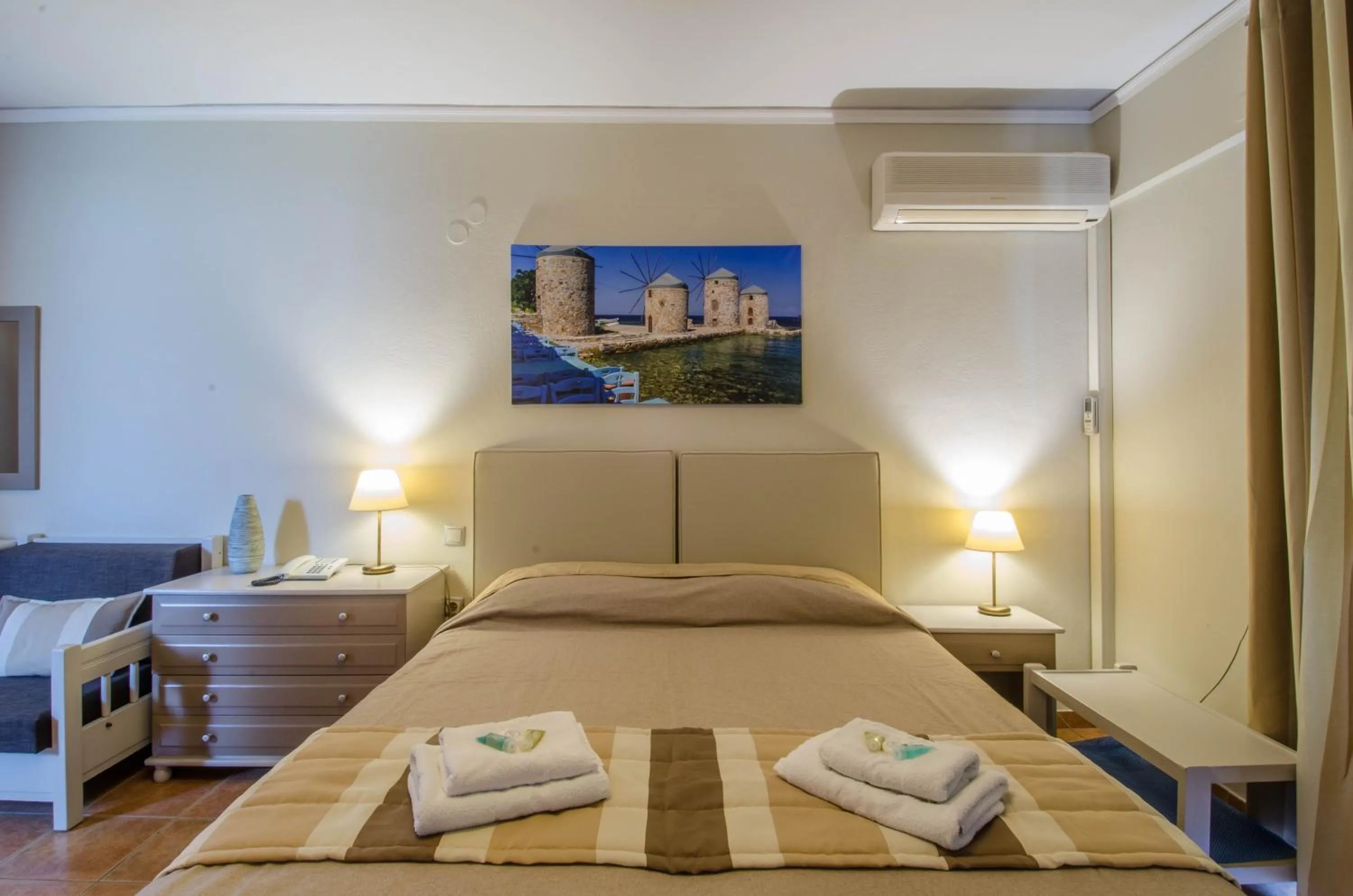 Photo of the whole room, Bed in Plaka Studios