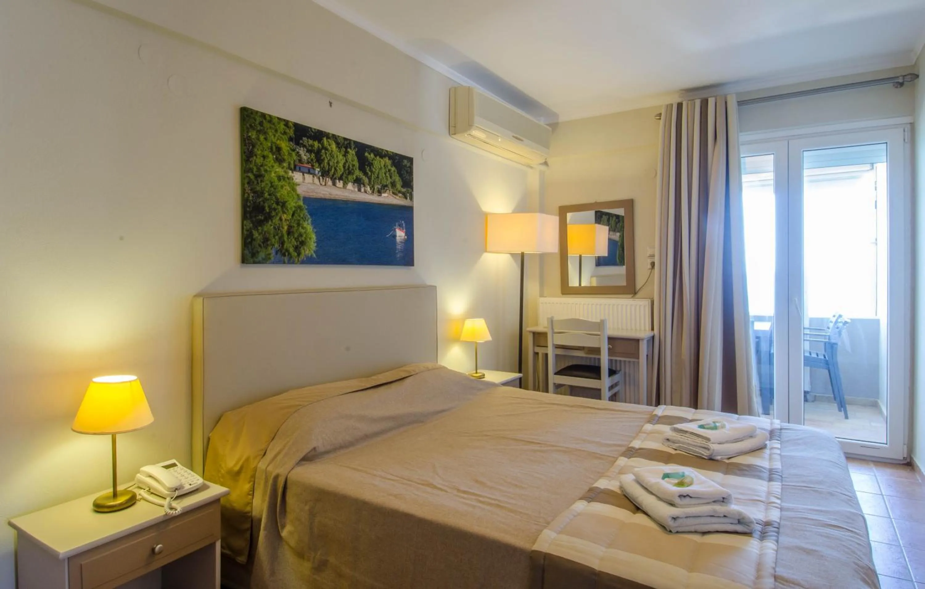Photo of the whole room, Bed in Plaka Studios