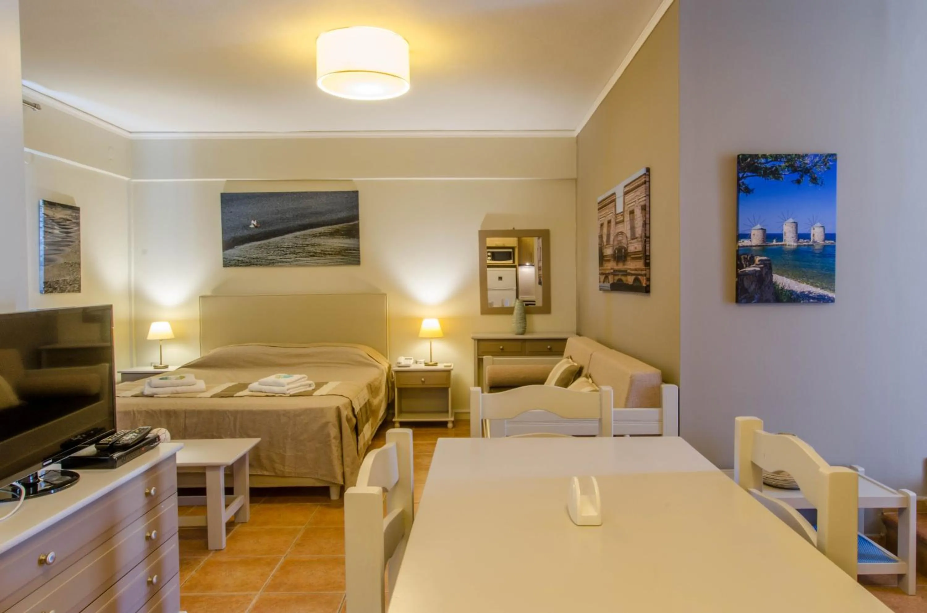 Photo of the whole room, Bed in Plaka Studios