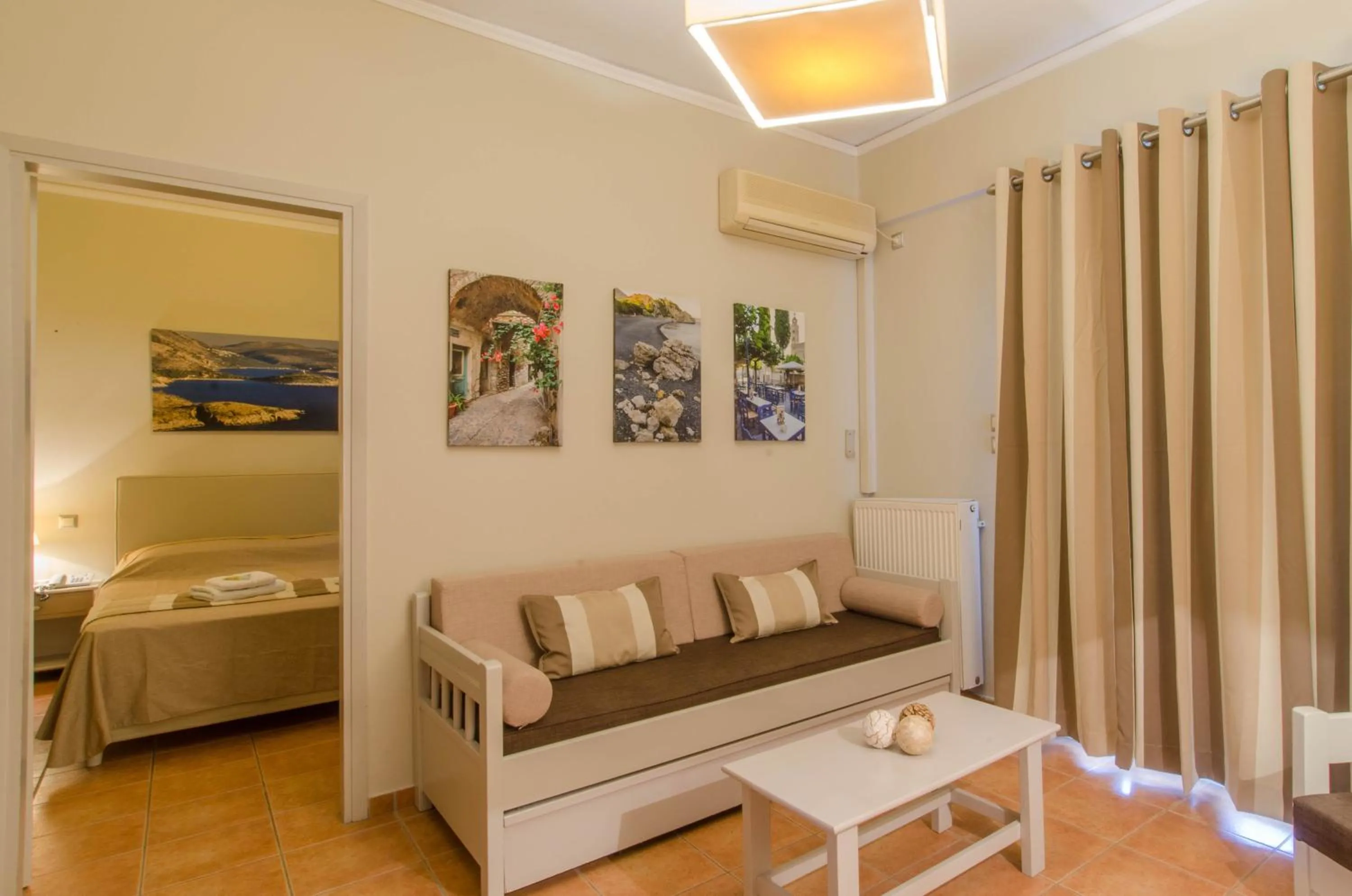 Photo of the whole room, Bed in Plaka Studios