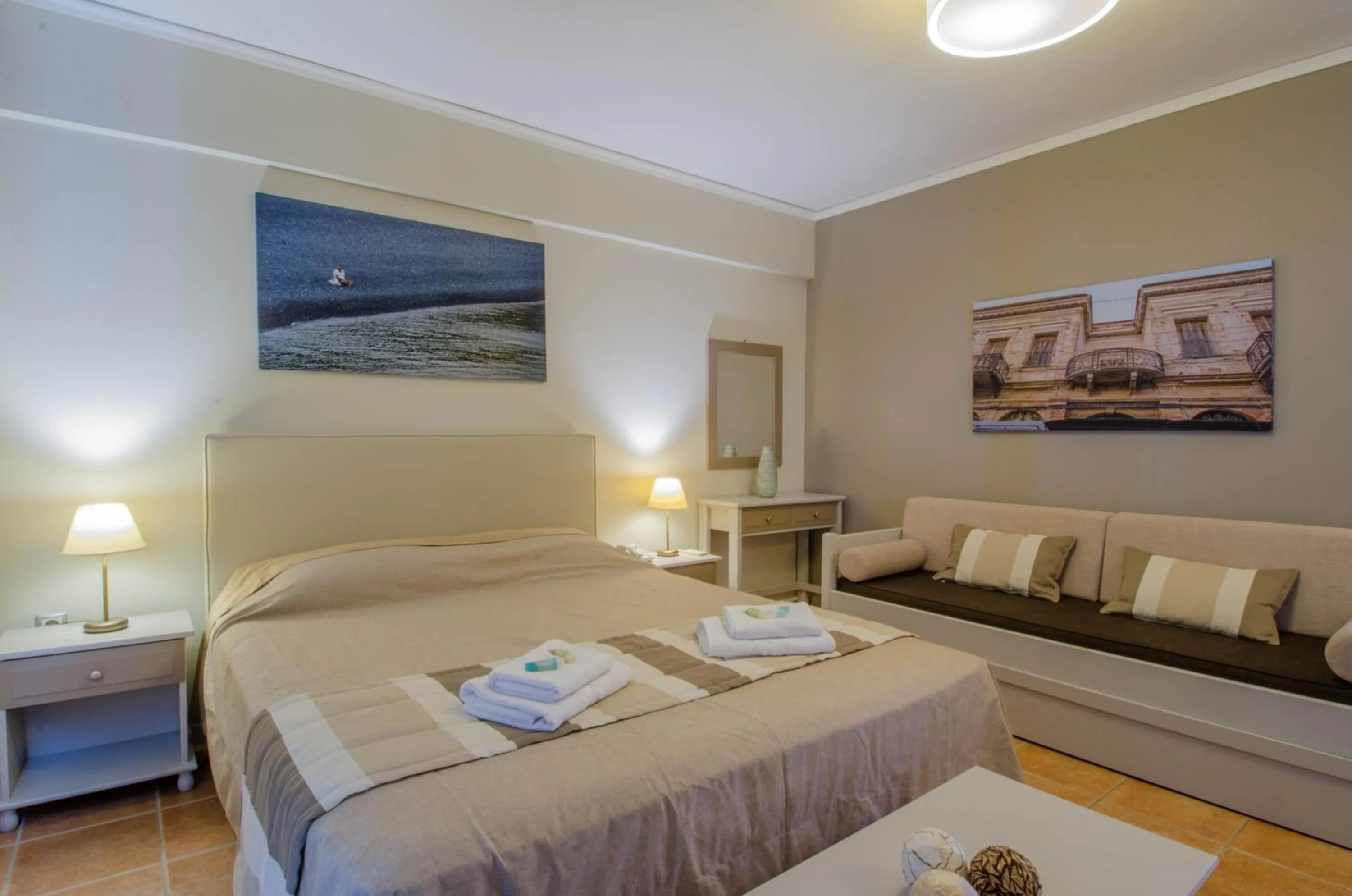 Photo of the whole room, Bed in Plaka Studios