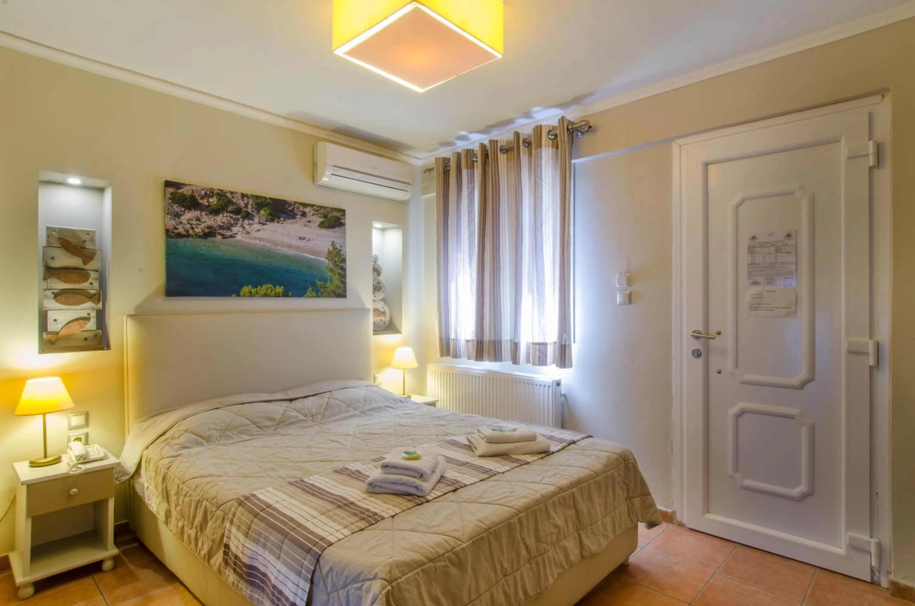 Photo of the whole room, Bed in Plaka Studios