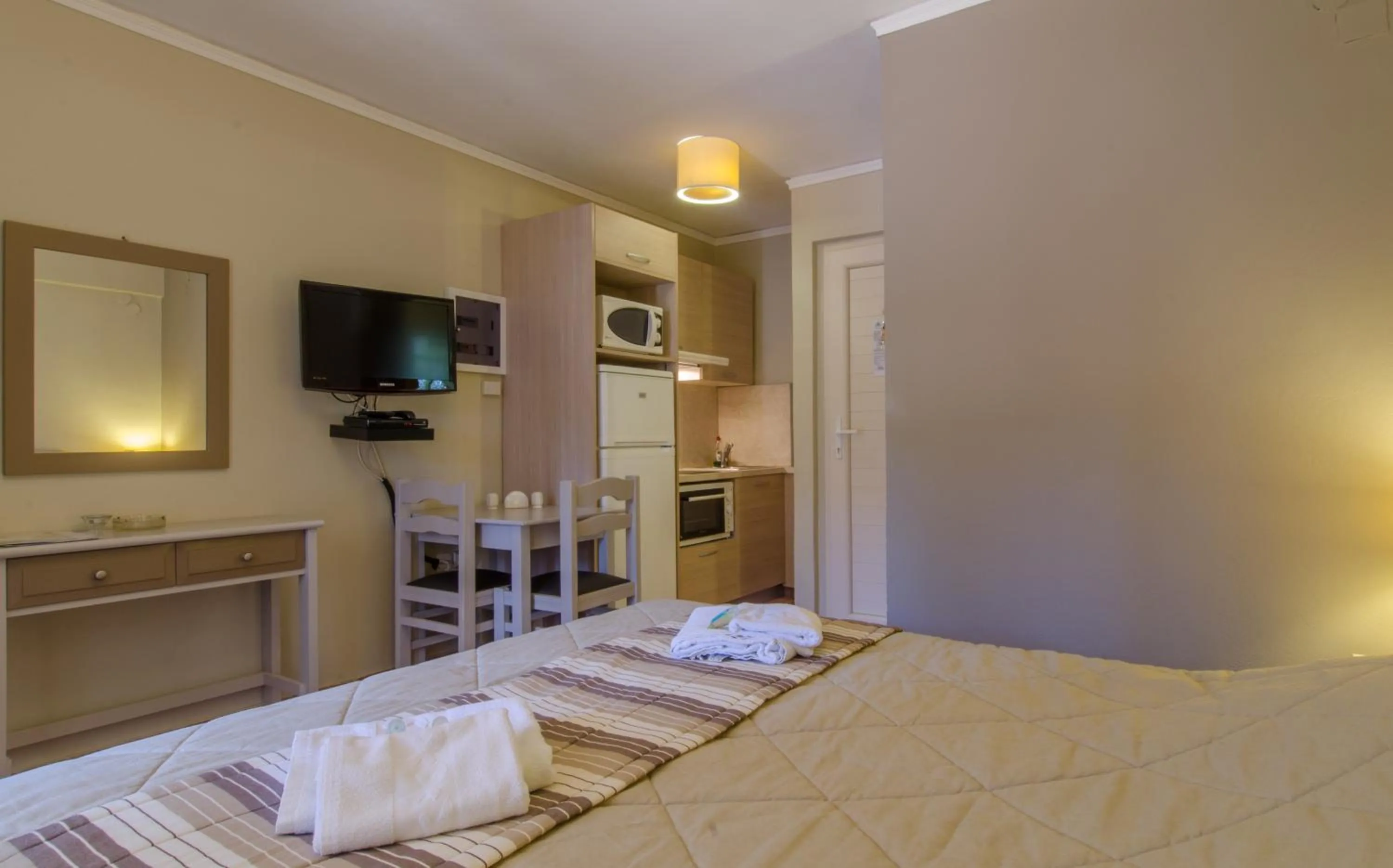 Dining area, Bed in Plaka Studios