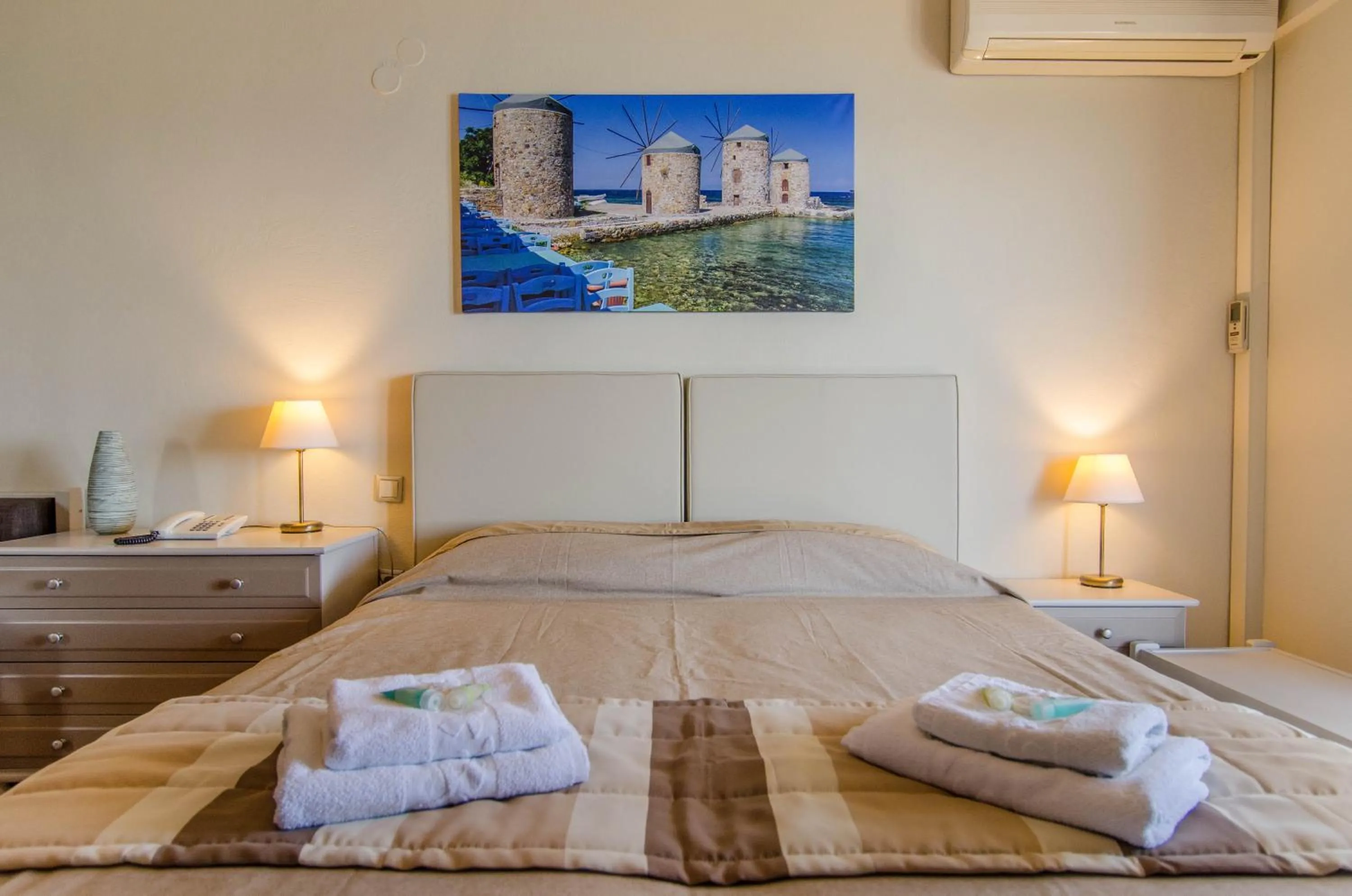Photo of the whole room, Bed in Plaka Studios
