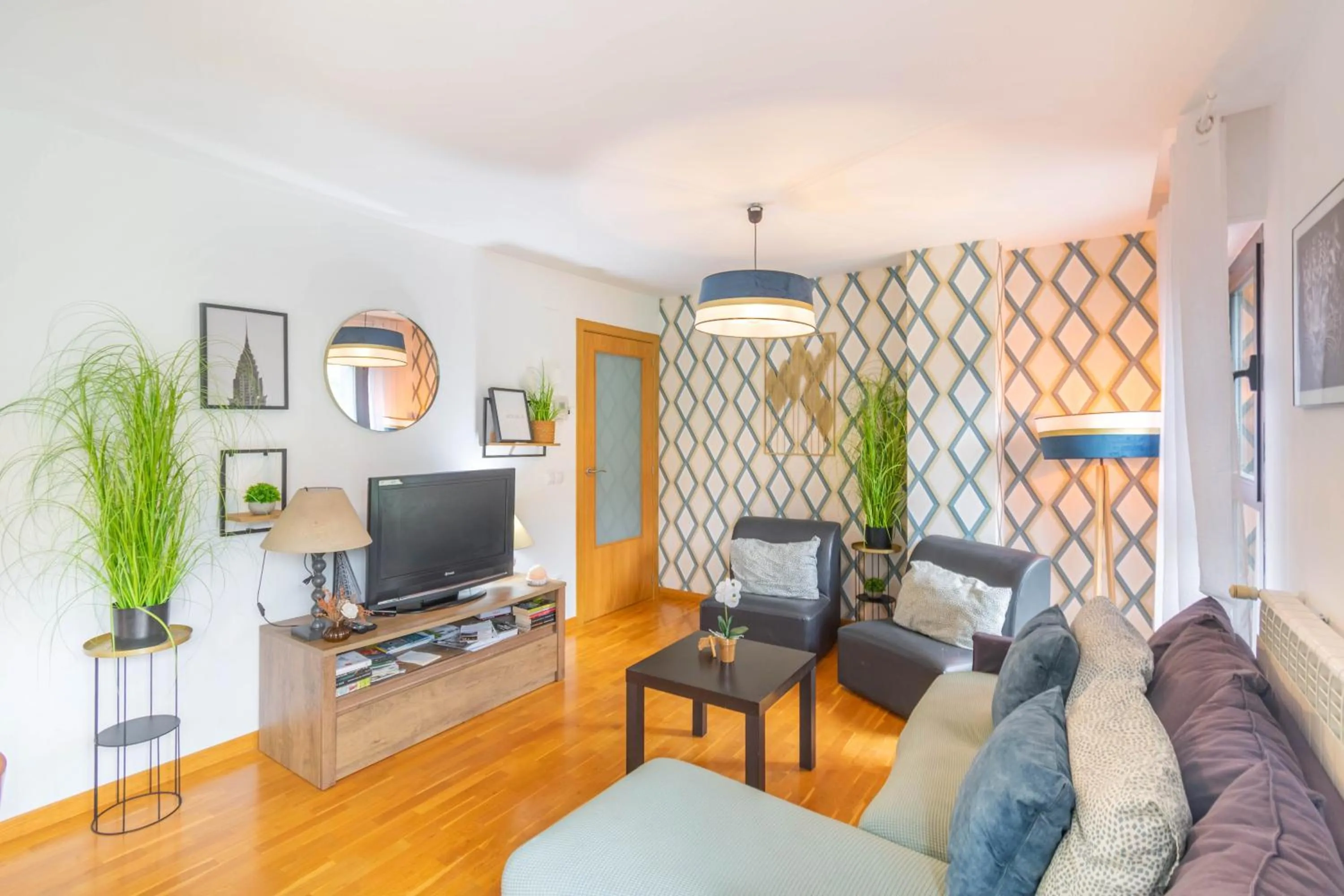 Communal lounge/ TV room in Casa Ferran, amplias habitaciones y apartamentos de montaña