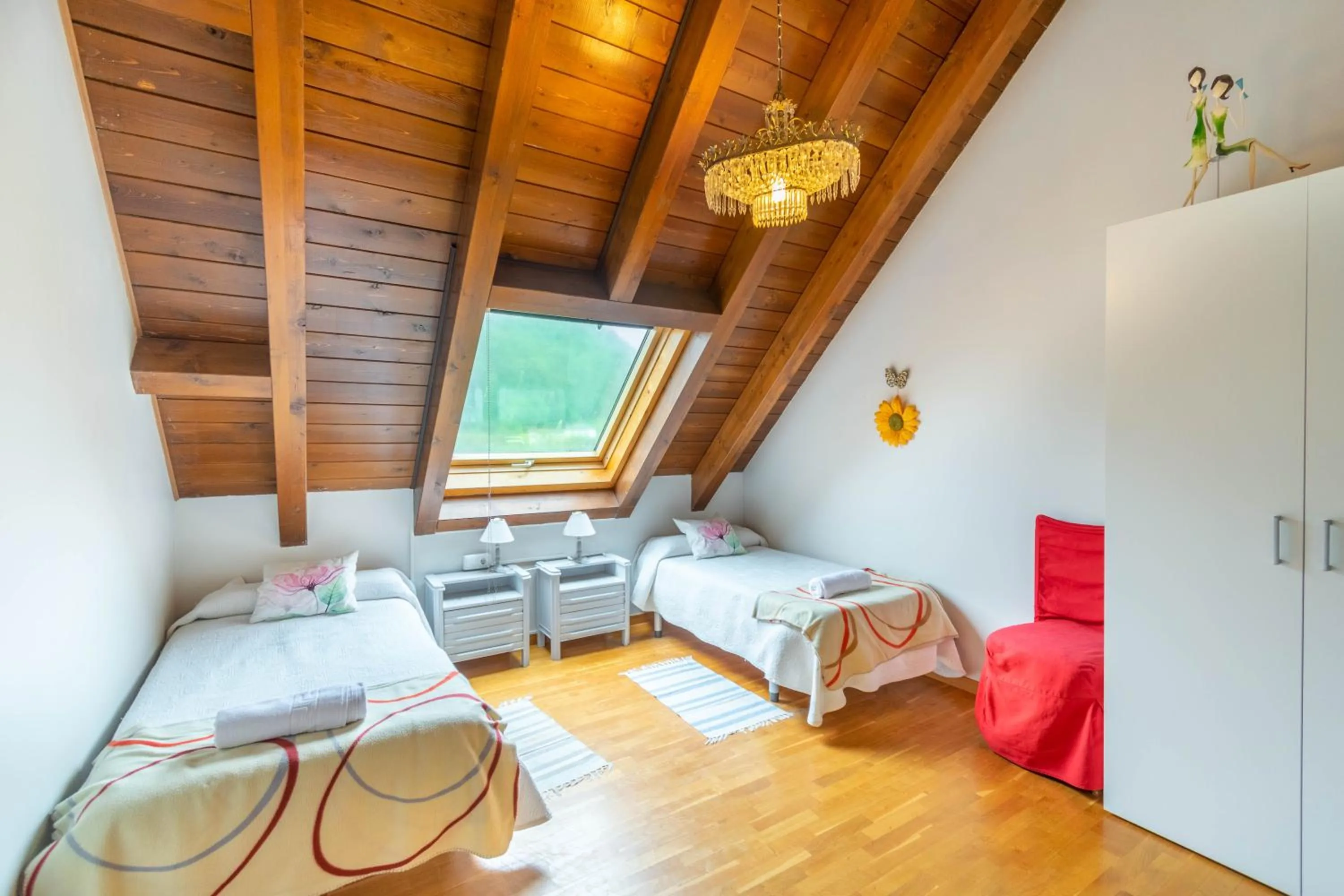 Living room in Casa Ferran, amplias habitaciones y apartamentos de montaña