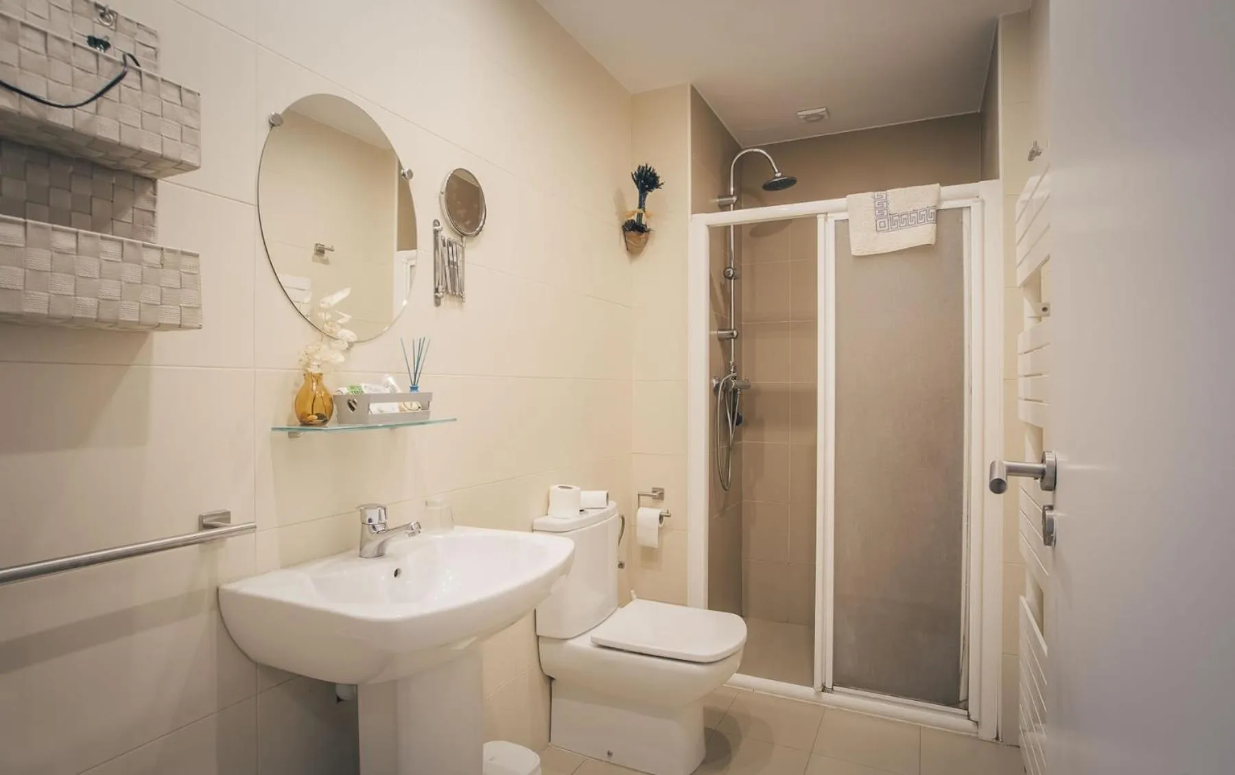 Bathroom in Casa Ferran, amplias habitaciones y apartamentos de montaña