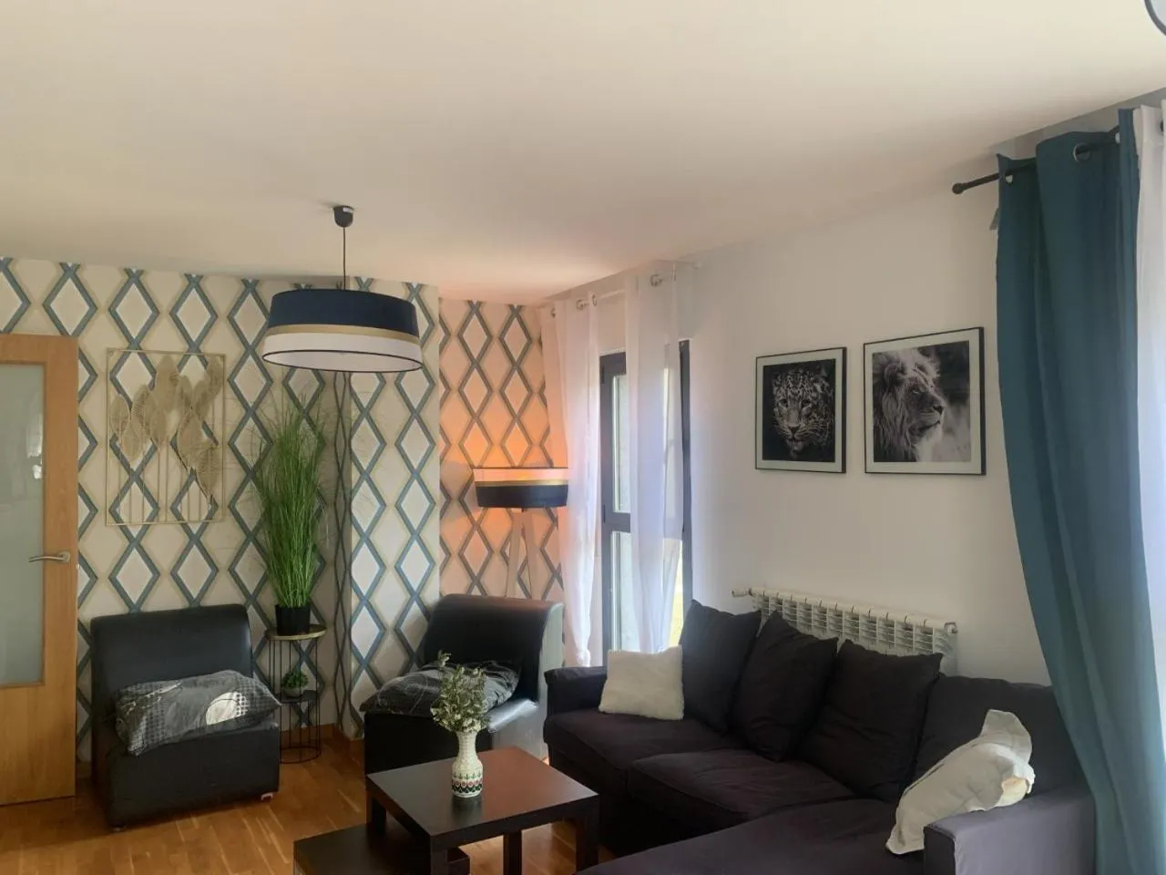 Double Room with Shared Bathroom in Casa Ferran, amplias habitaciones y apartamentos de montaña