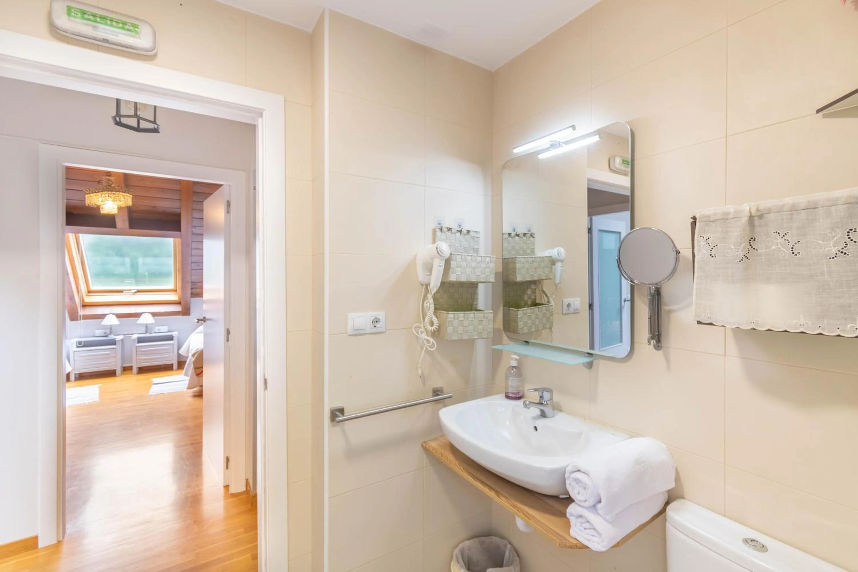 Shower in Casa Ferran, amplias habitaciones y apartamentos de montaña