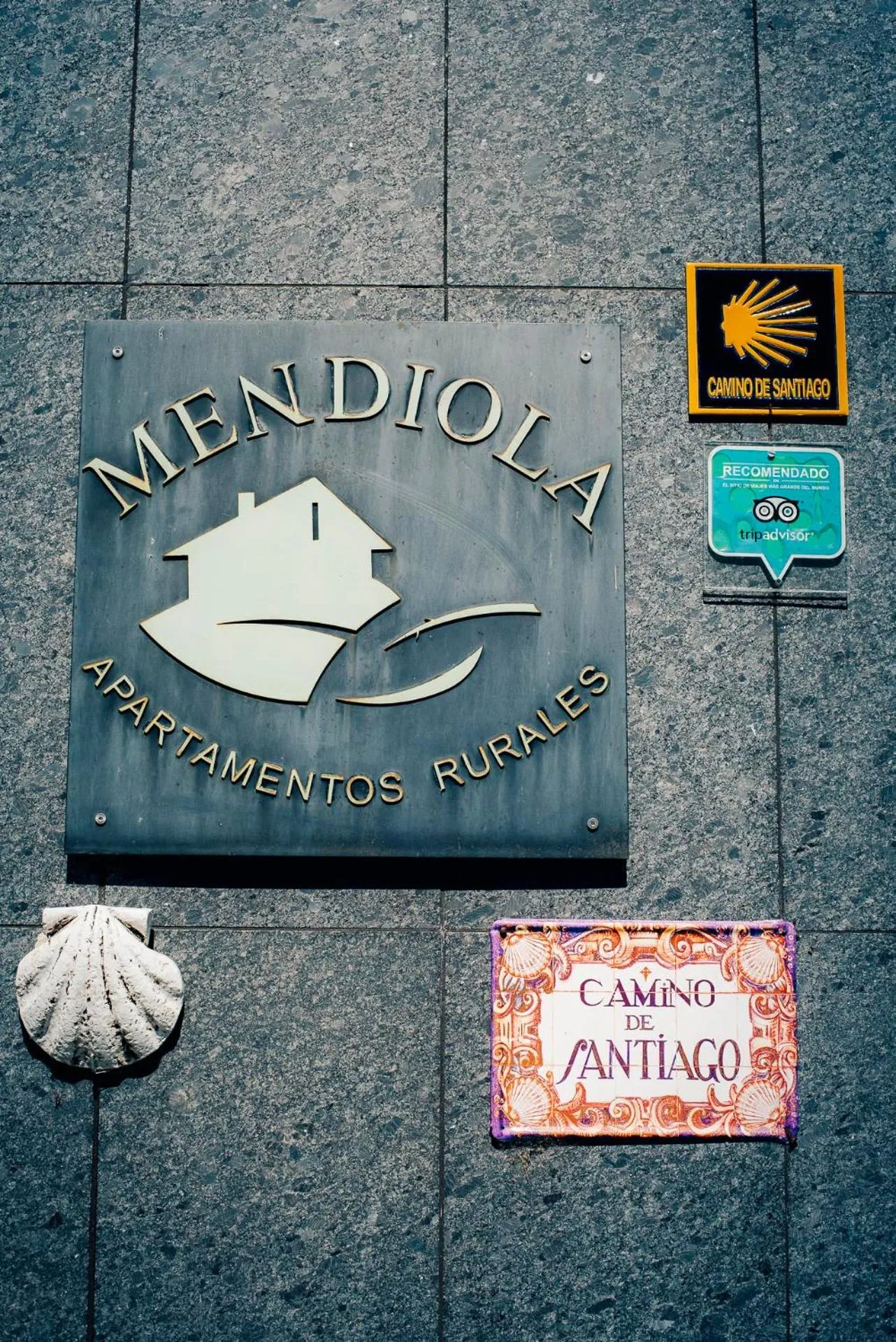 Logo/Certificate/Sign in Casa Ferran, amplias habitaciones y apartamentos de montaña
