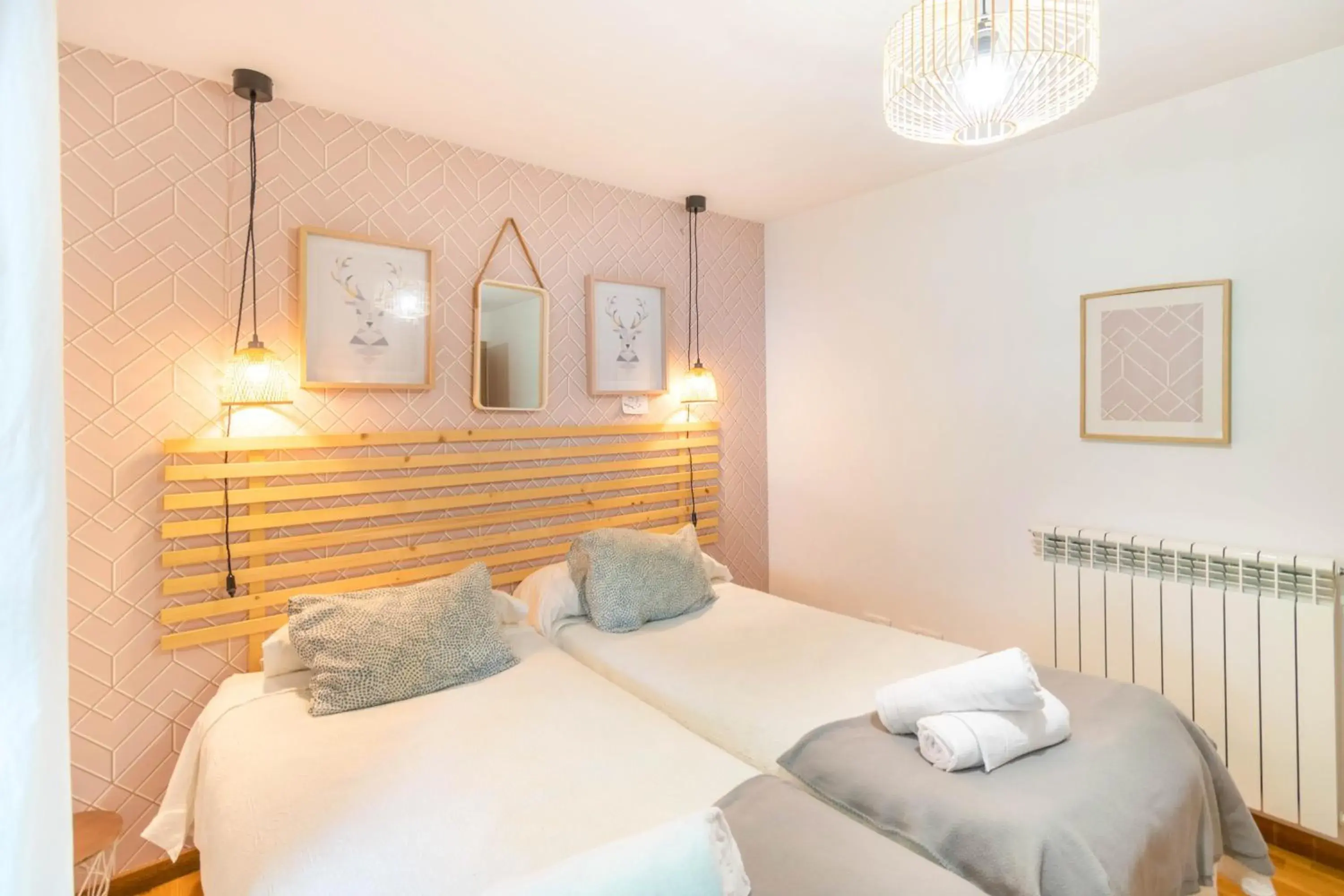 Twin Room in Casa Ferran, amplias habitaciones y apartamentos de montaña Twin Room in Casa Ferran, amplias habitaciones y apartamentos de montaña