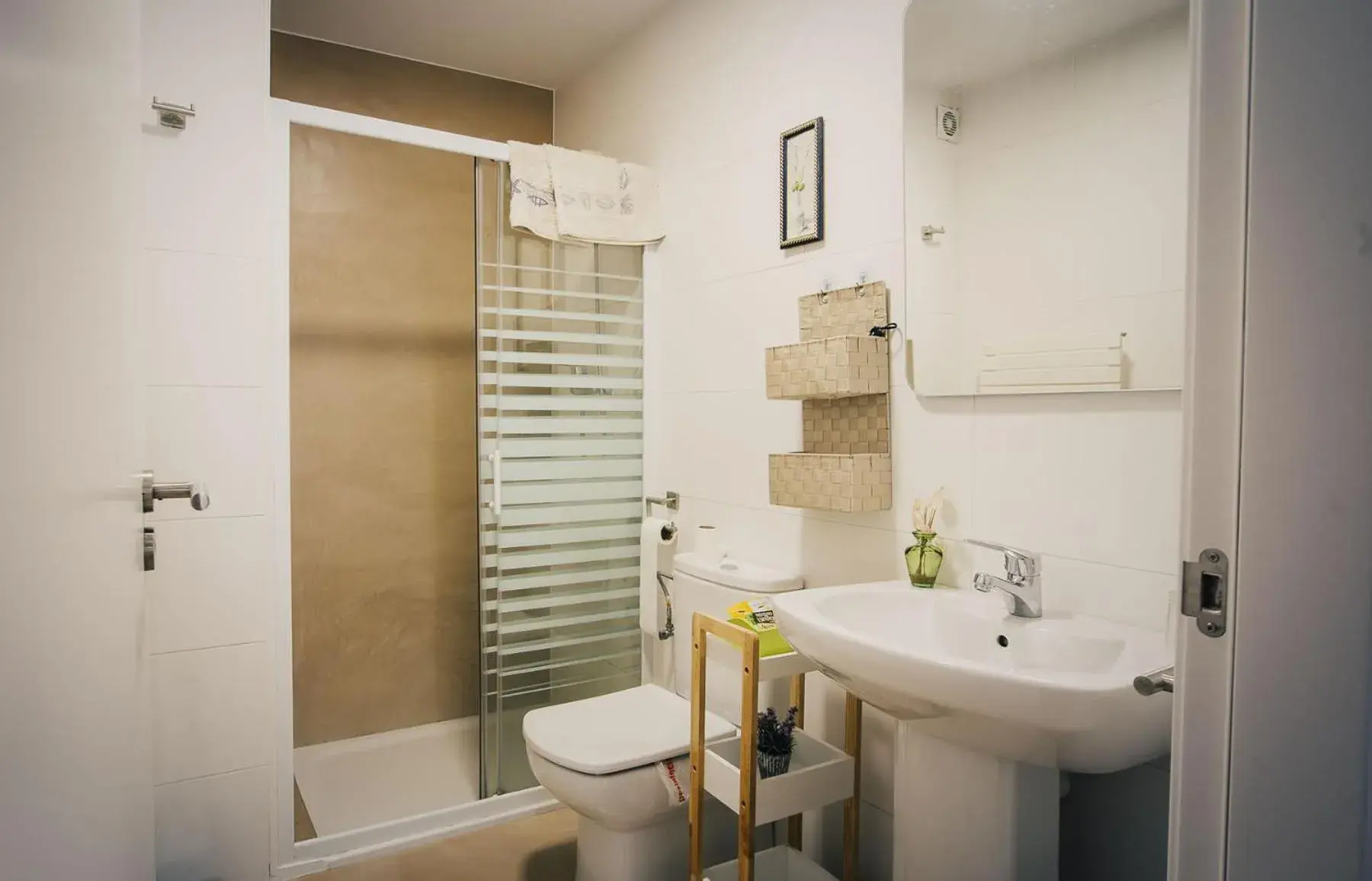 Standard Double Room with Shared Bathroom in Casa Ferran, amplias habitaciones y apartamentos de montaña Standard Double Room with Shared Bathroom in Casa Ferran, amplias habitaciones y apartamentos de montaña