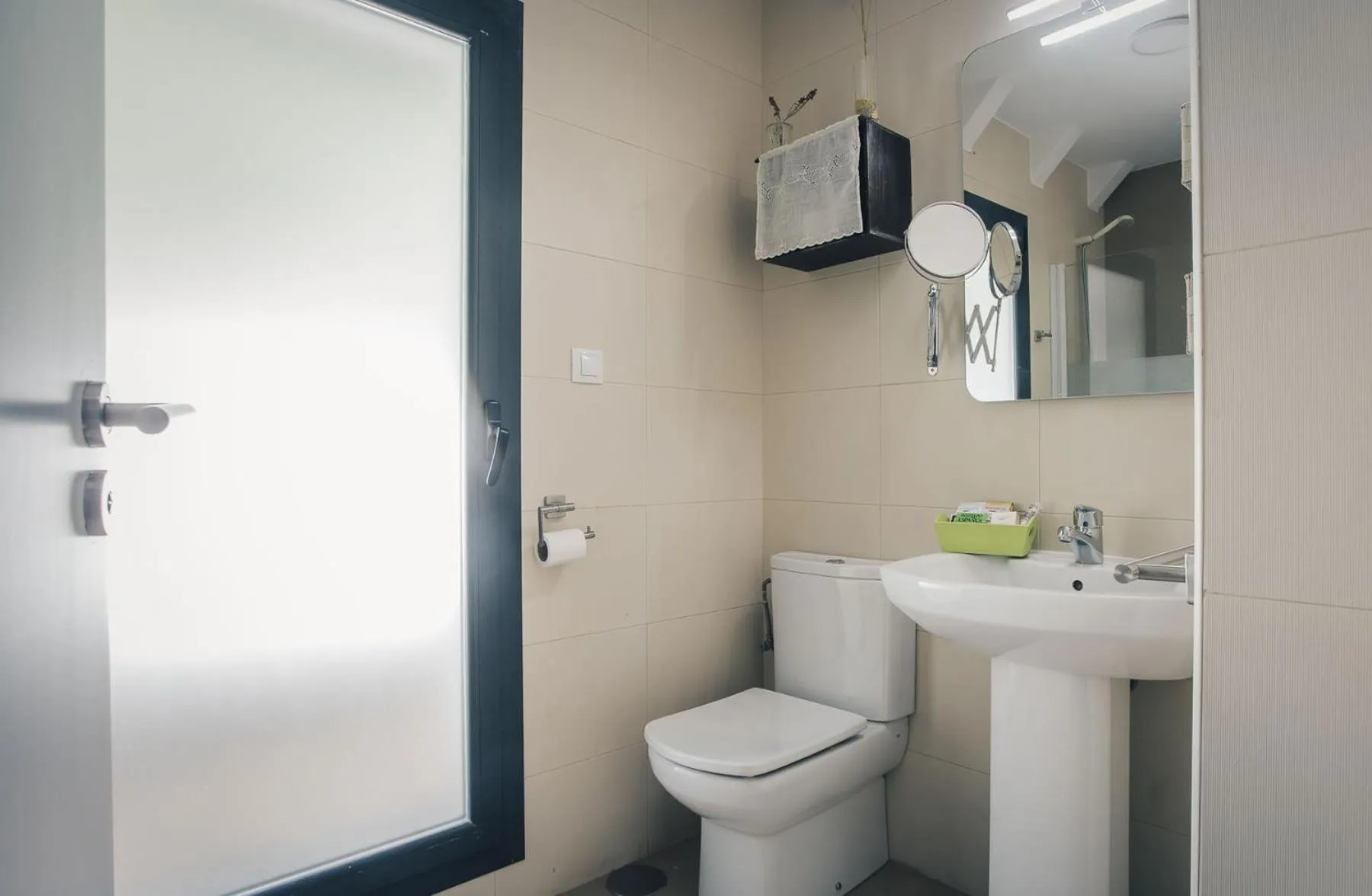 Bathroom in Casa Ferran, amplias habitaciones y apartamentos de montaña