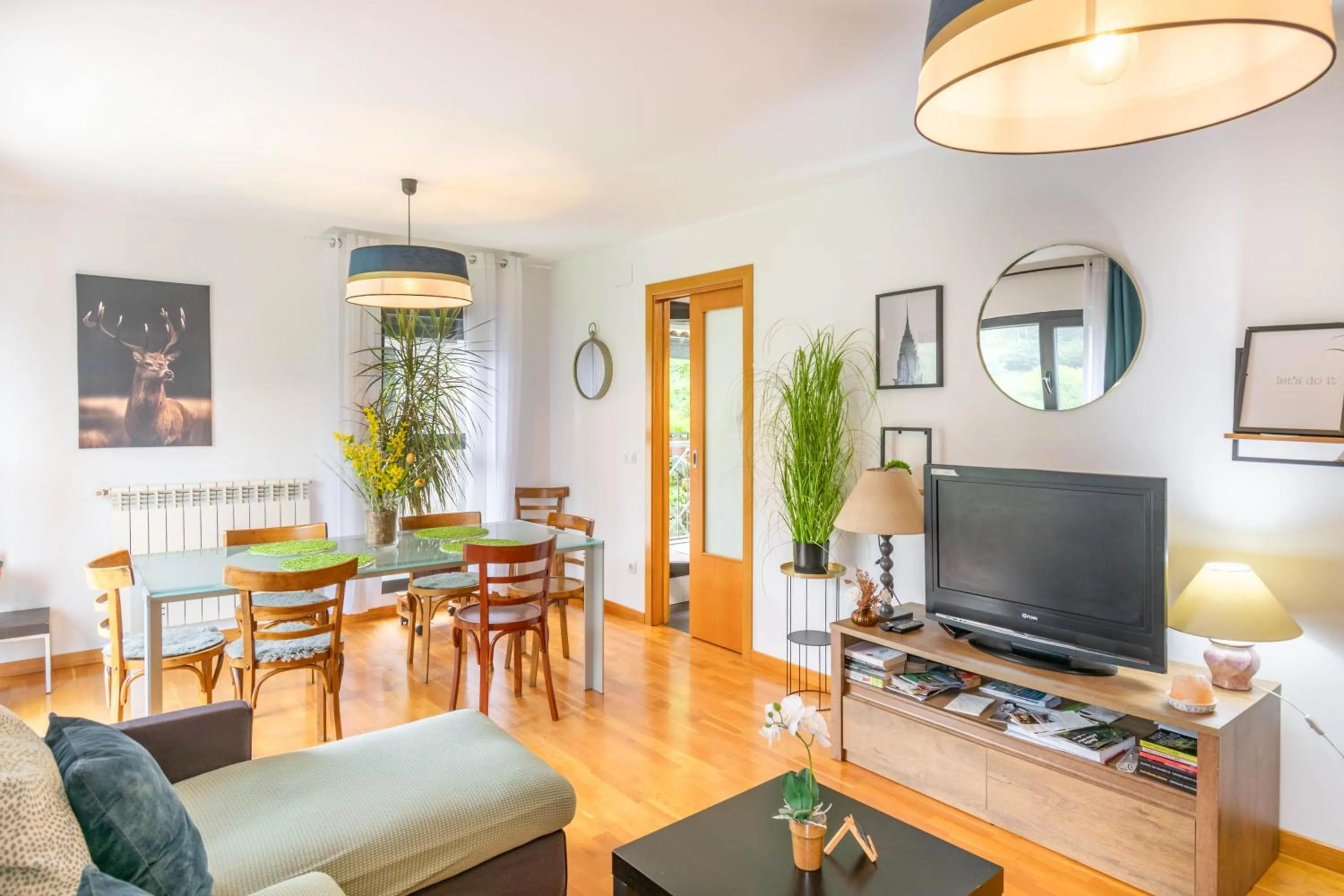 Communal lounge/ TV room in Casa Ferran, amplias habitaciones y apartamentos de montaña