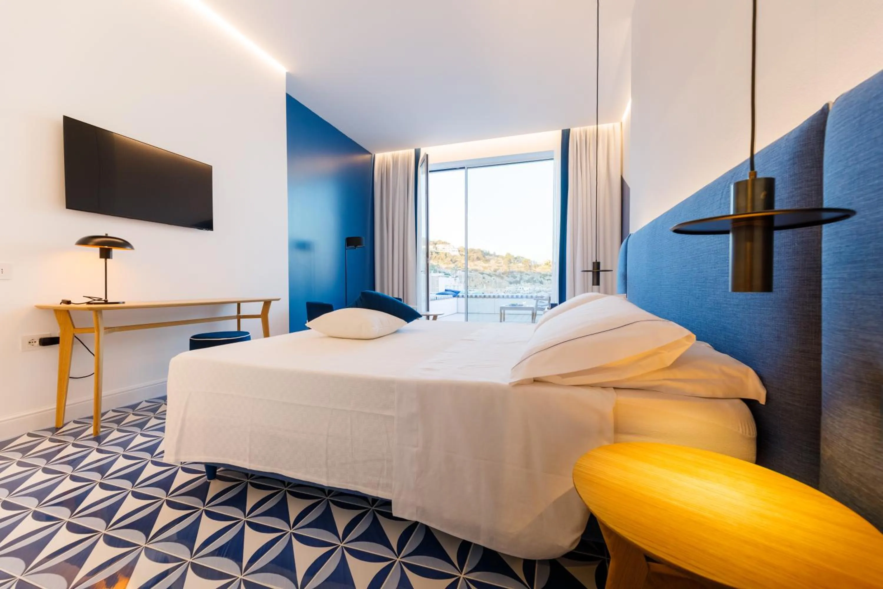 TV and multimedia, Bed in Hotel La Roccia