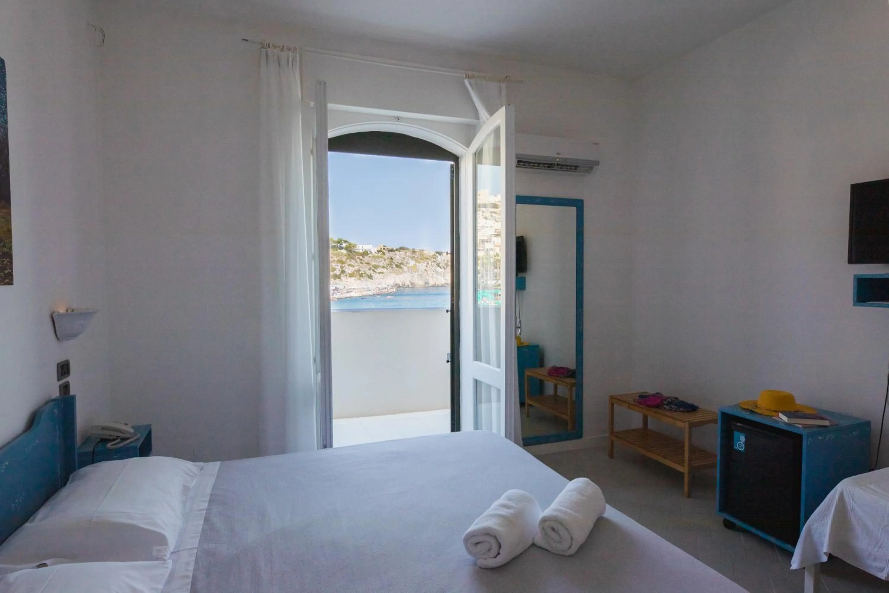 View (from property/room), Bed in Hotel La Roccia