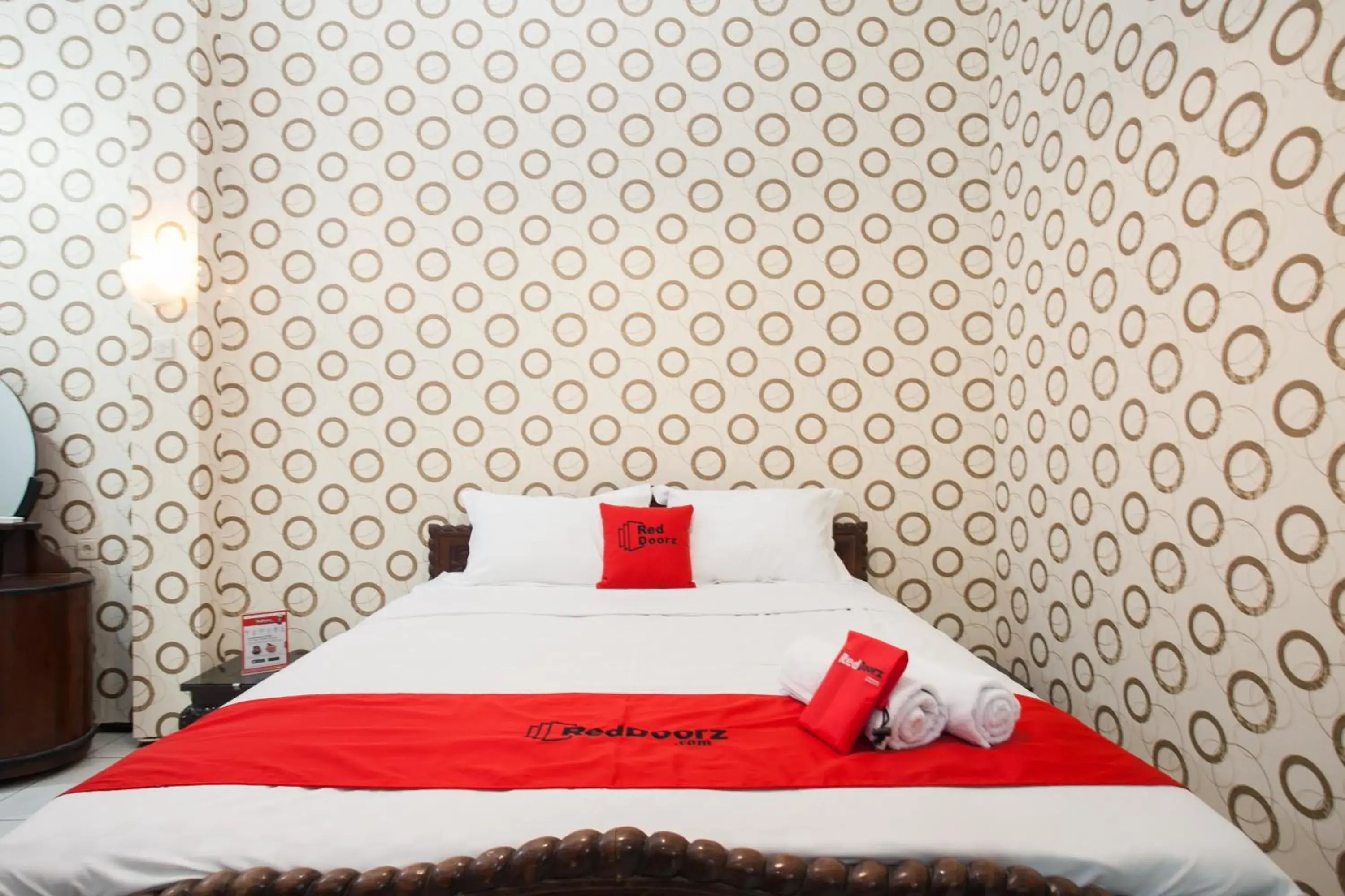 Deluxe Double Room in RedDoorz near Brawijaya University Deluxe Double Room in RedDoorz near Brawijaya University