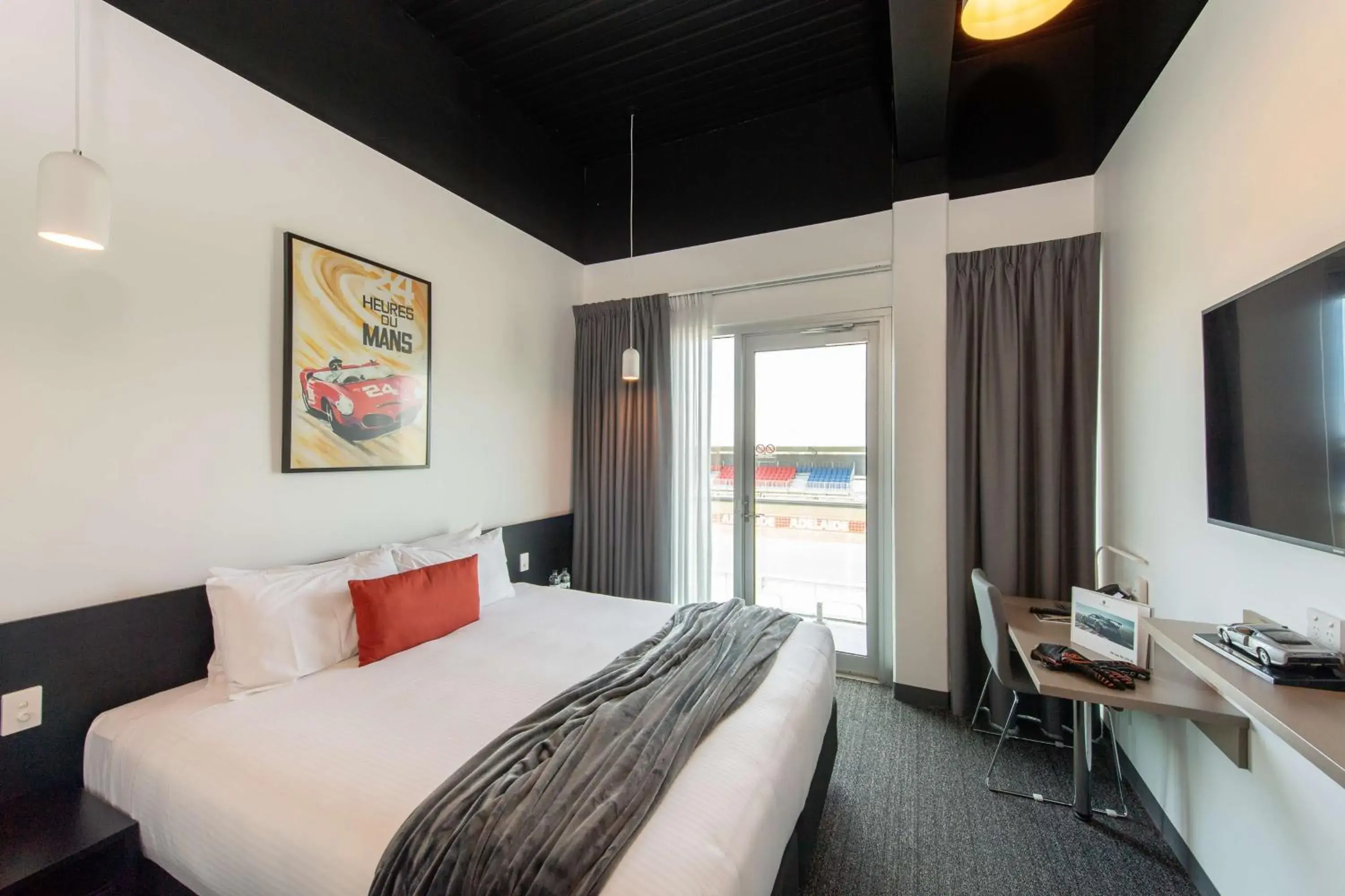 Bedroom, Bed in Rydges Pit Lane Bedroom, Bed in Rydges Pit Lane