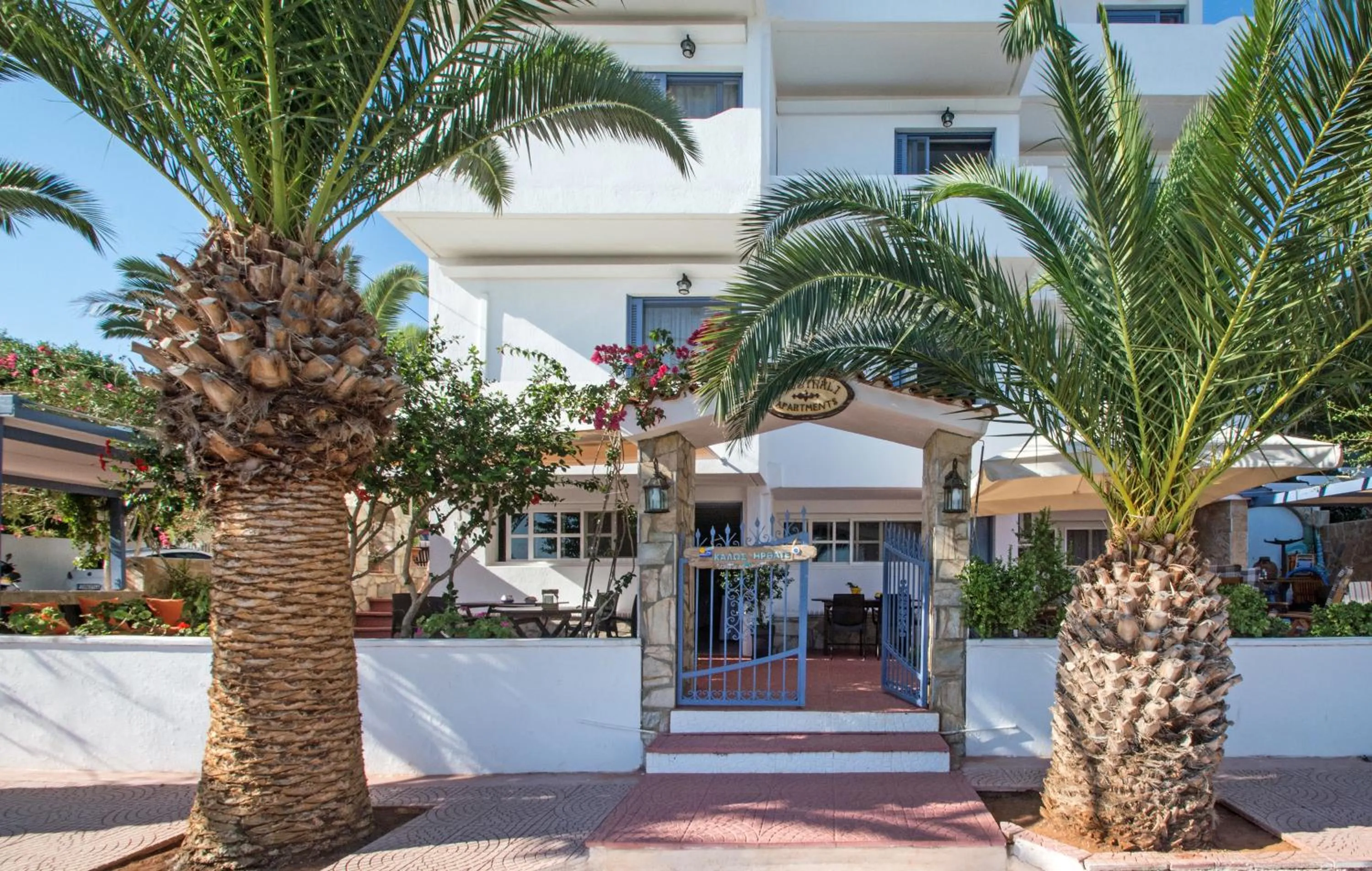 Facade/entrance in Maistrali Apartments