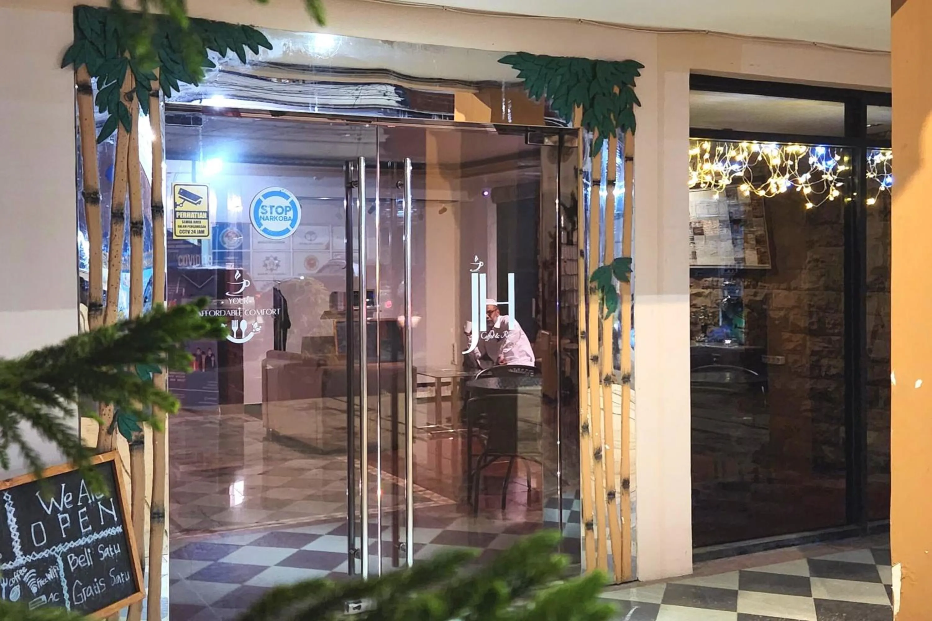 Restaurant/places to eat in Jambrut Inn