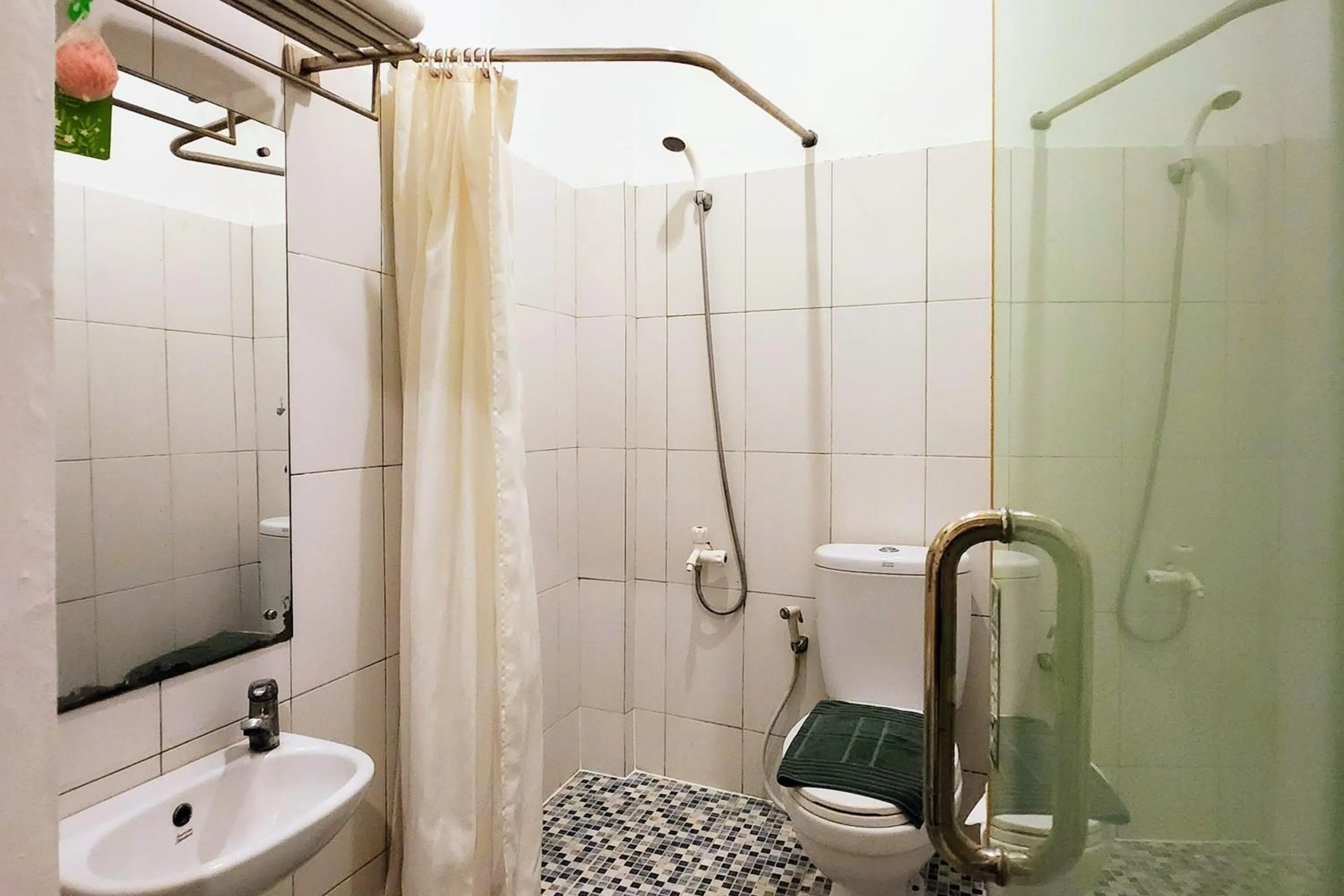 Bathroom in Jambrut Inn