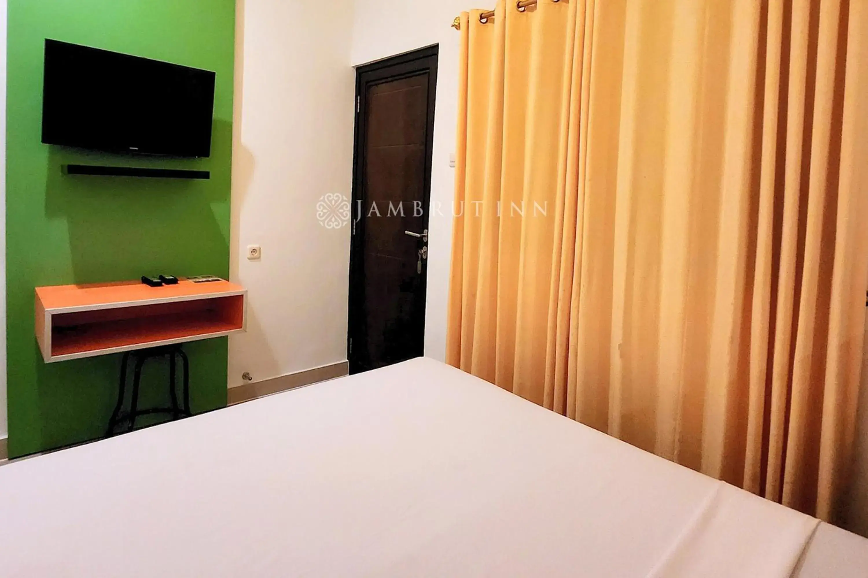 TV and multimedia, Bed in Jambrut Inn TV and multimedia, Bed in Jambrut Inn