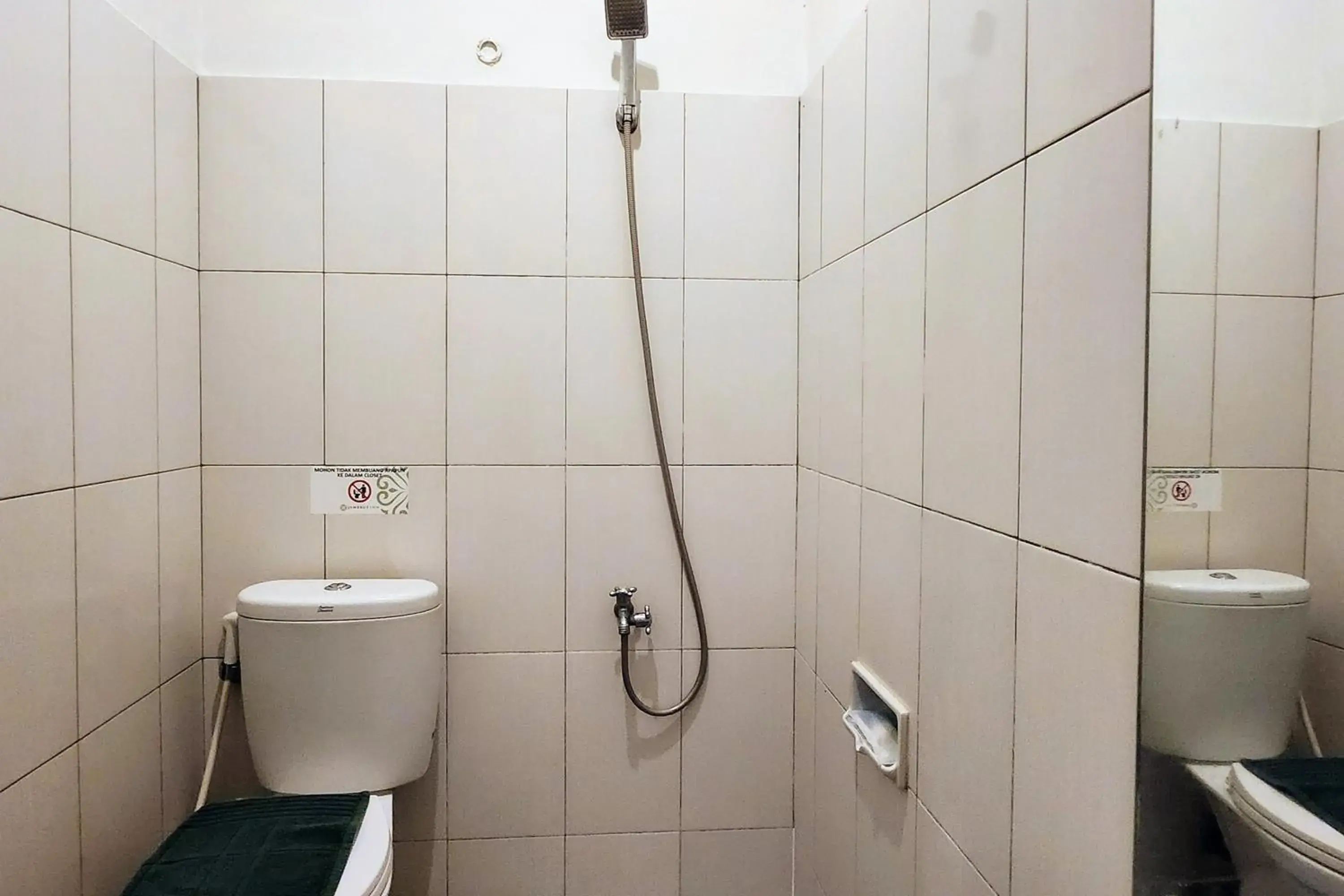 Bathroom in Jambrut Inn Bathroom in Jambrut Inn