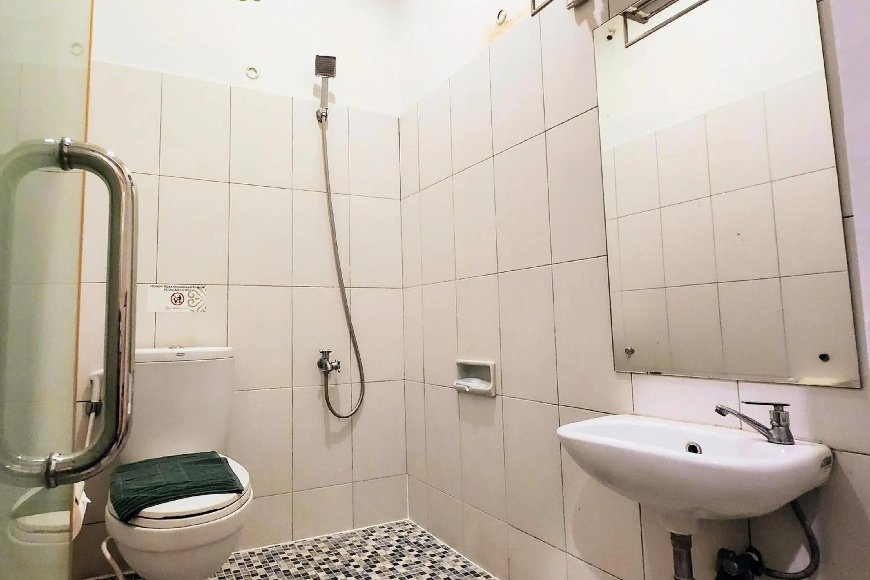 Bathroom in Jambrut Inn Bathroom in Jambrut Inn