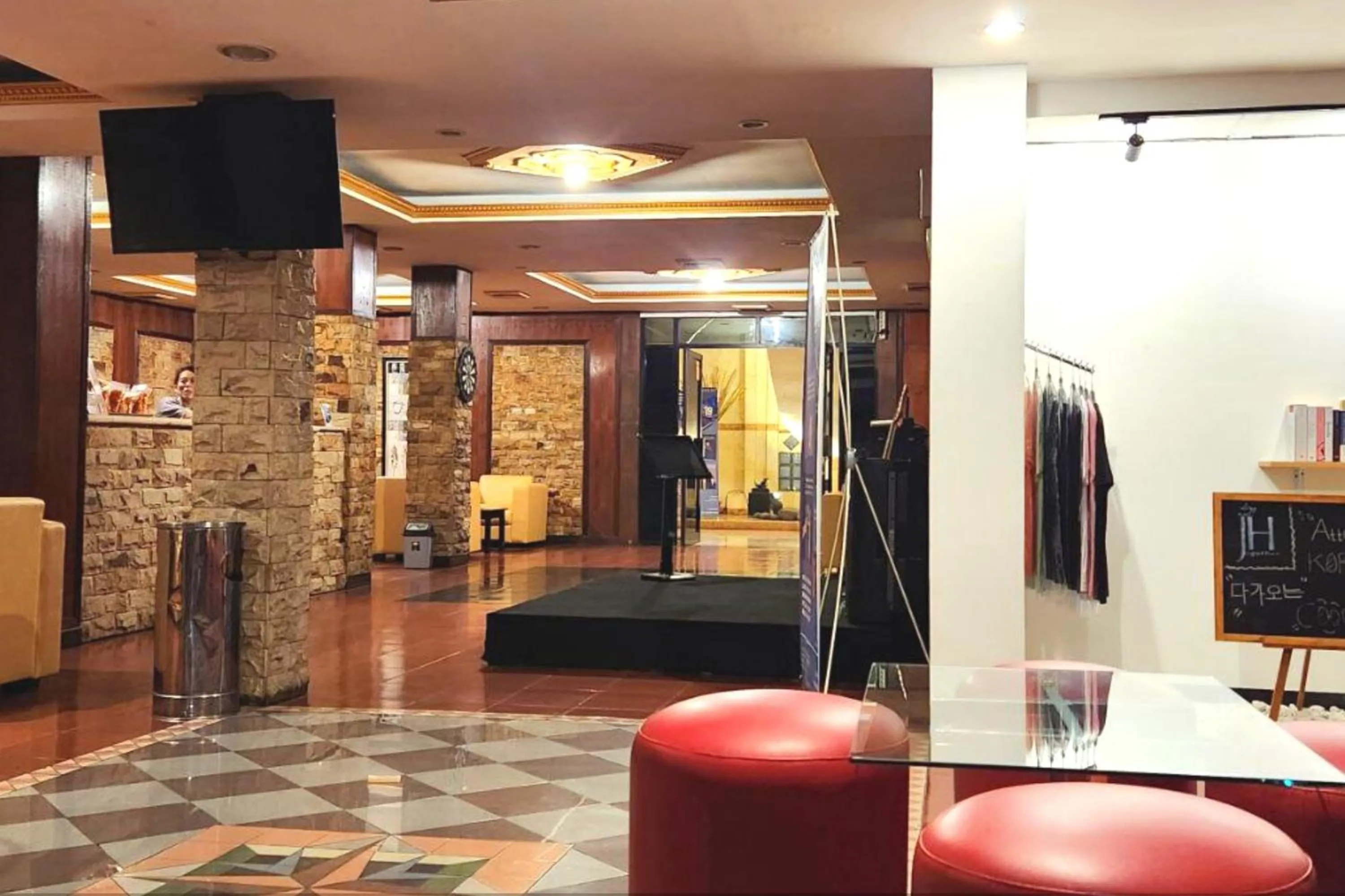 Restaurant/places to eat in Jambrut Inn