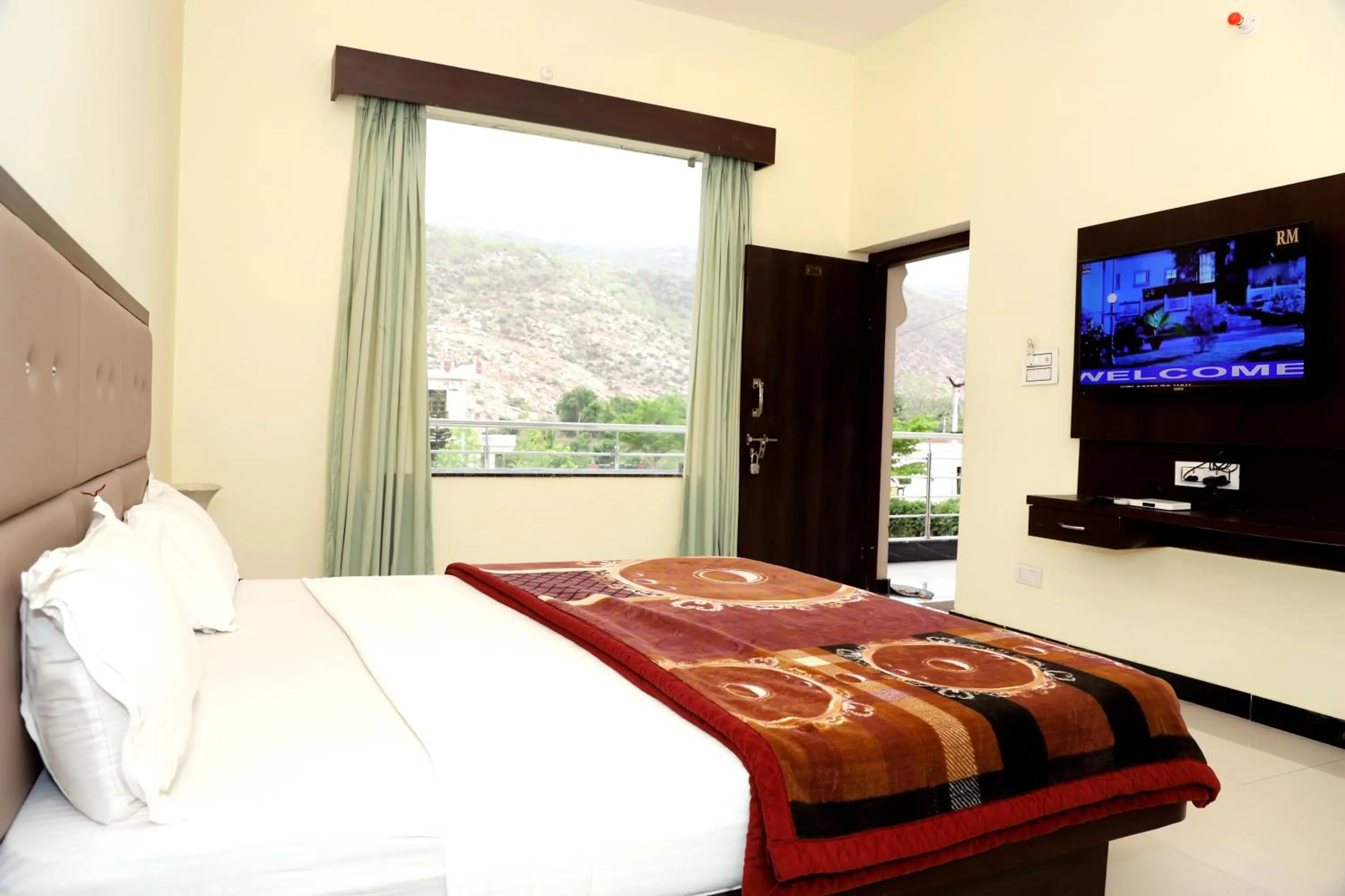 TV and multimedia, Bed in Aravali Hills Resort