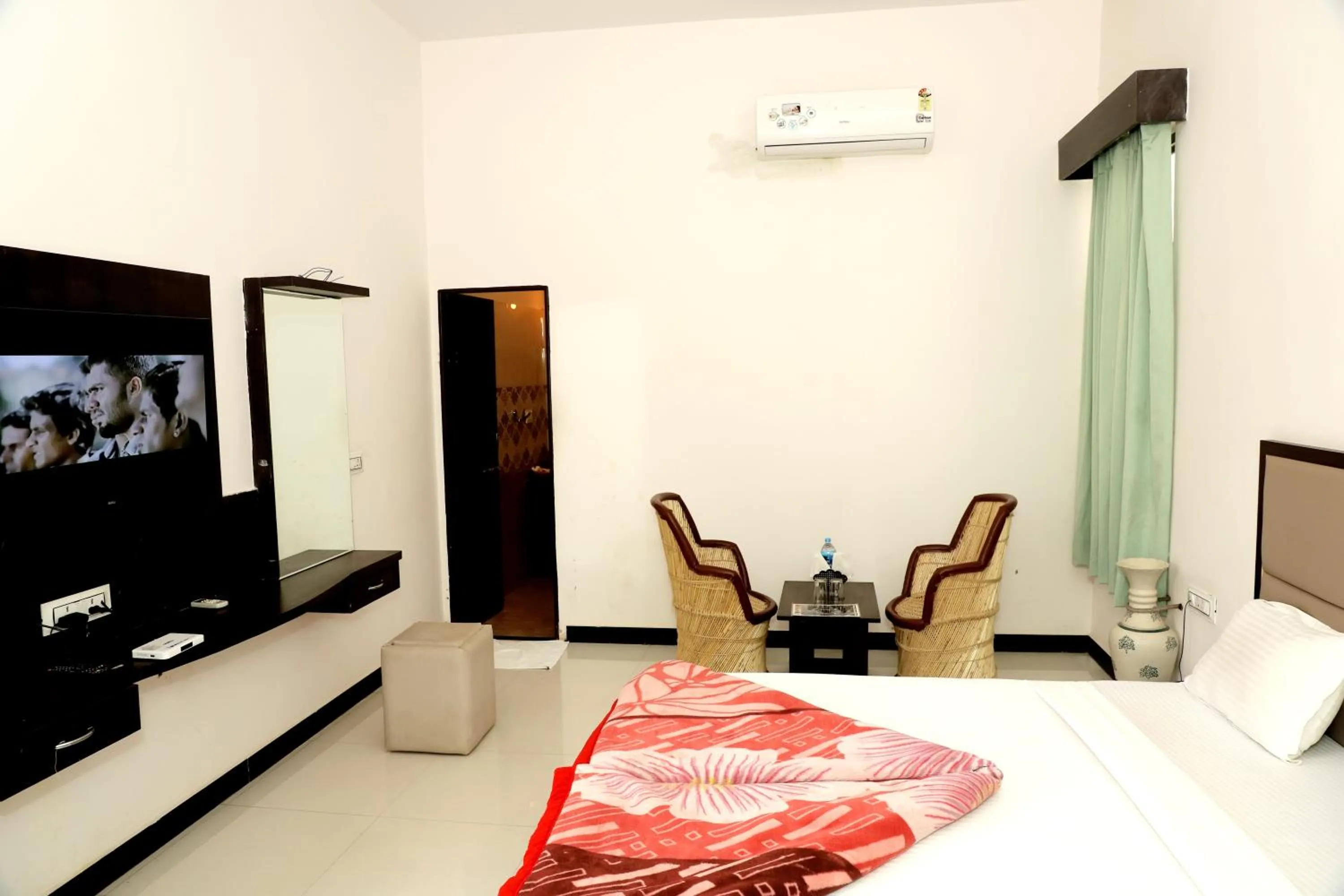 TV and multimedia, Bed in Aravali Hills Resort