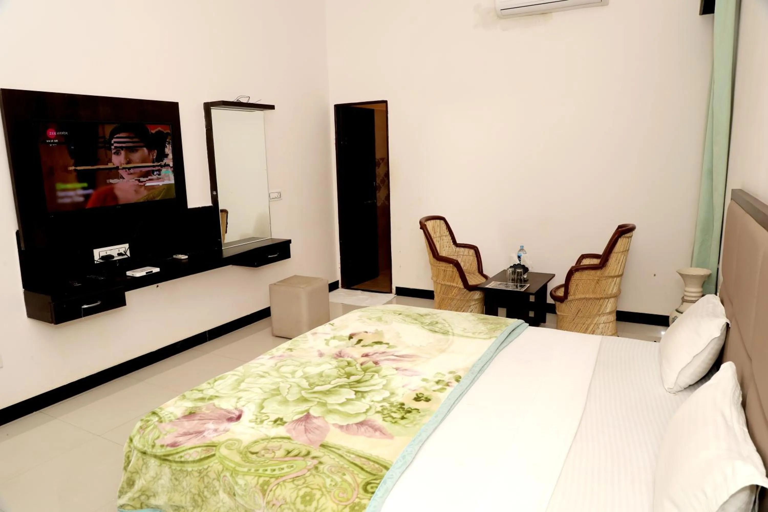 TV and multimedia, Bed in Aravali Hills Resort