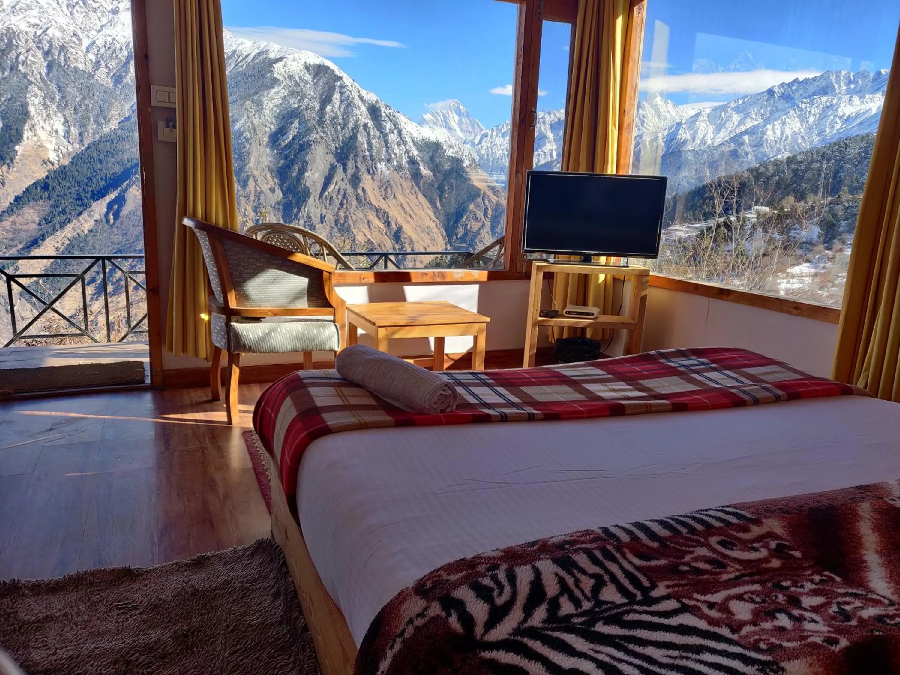Bed in Mountain Rover Auli Resort