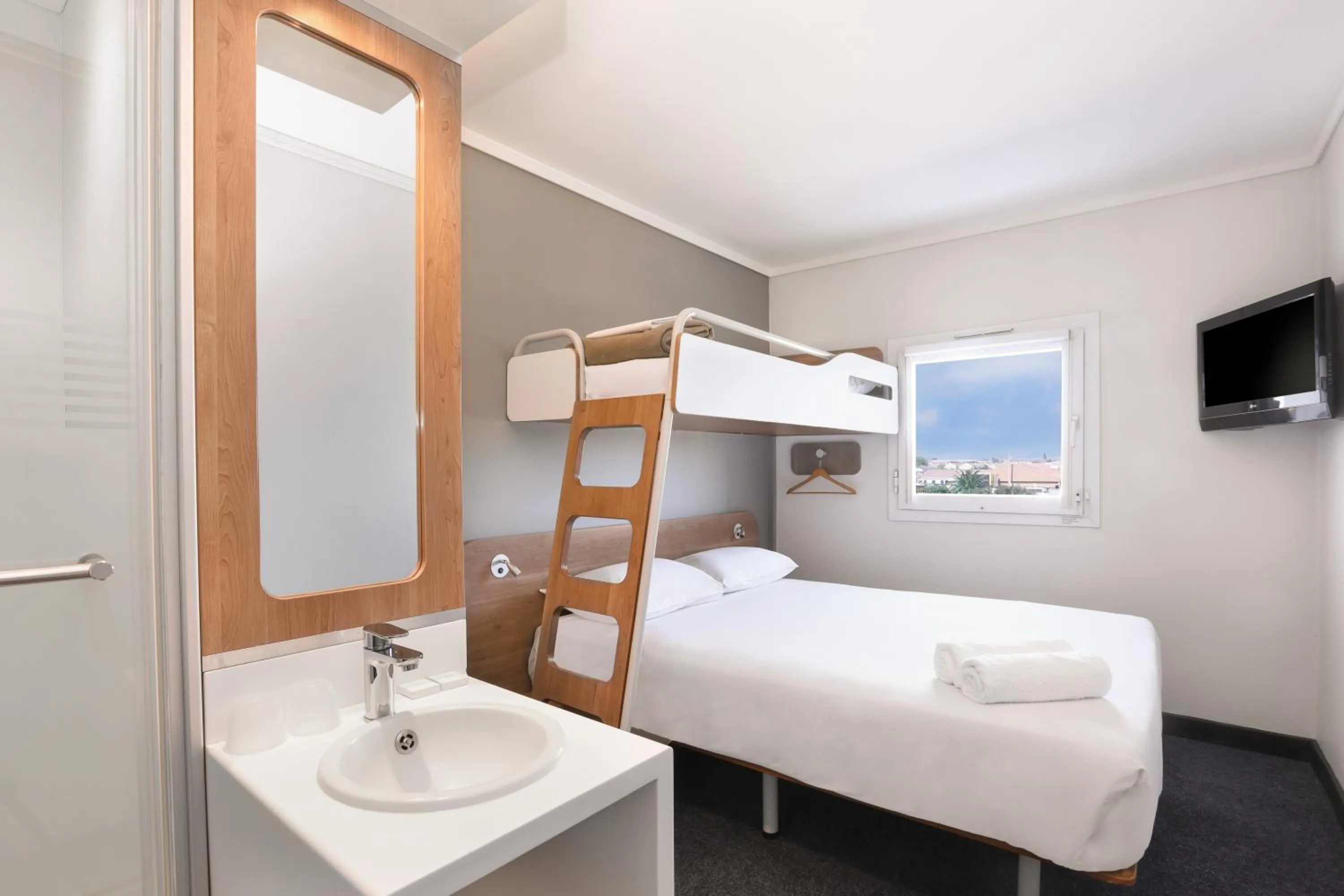 Bed in SUN1 MILNERTON