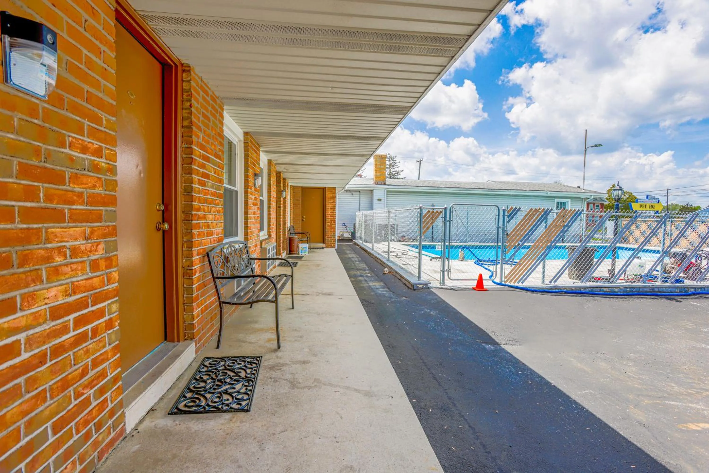 Swimming pool in Dutch Motel Palmyra