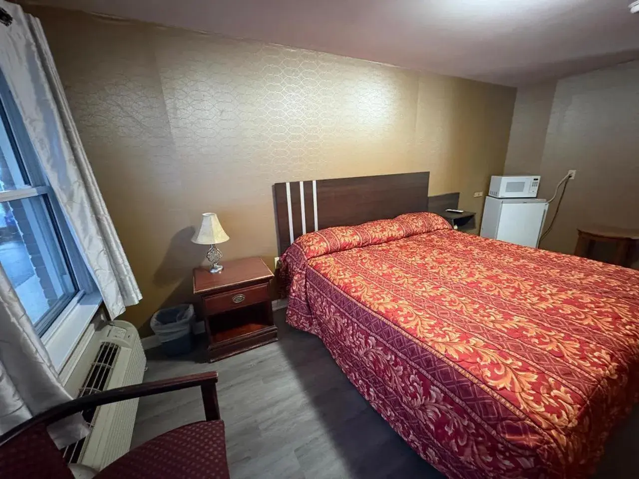 King Bed Smoking in Dutch Motel Palmyra King Bed Smoking in Dutch Motel Palmyra