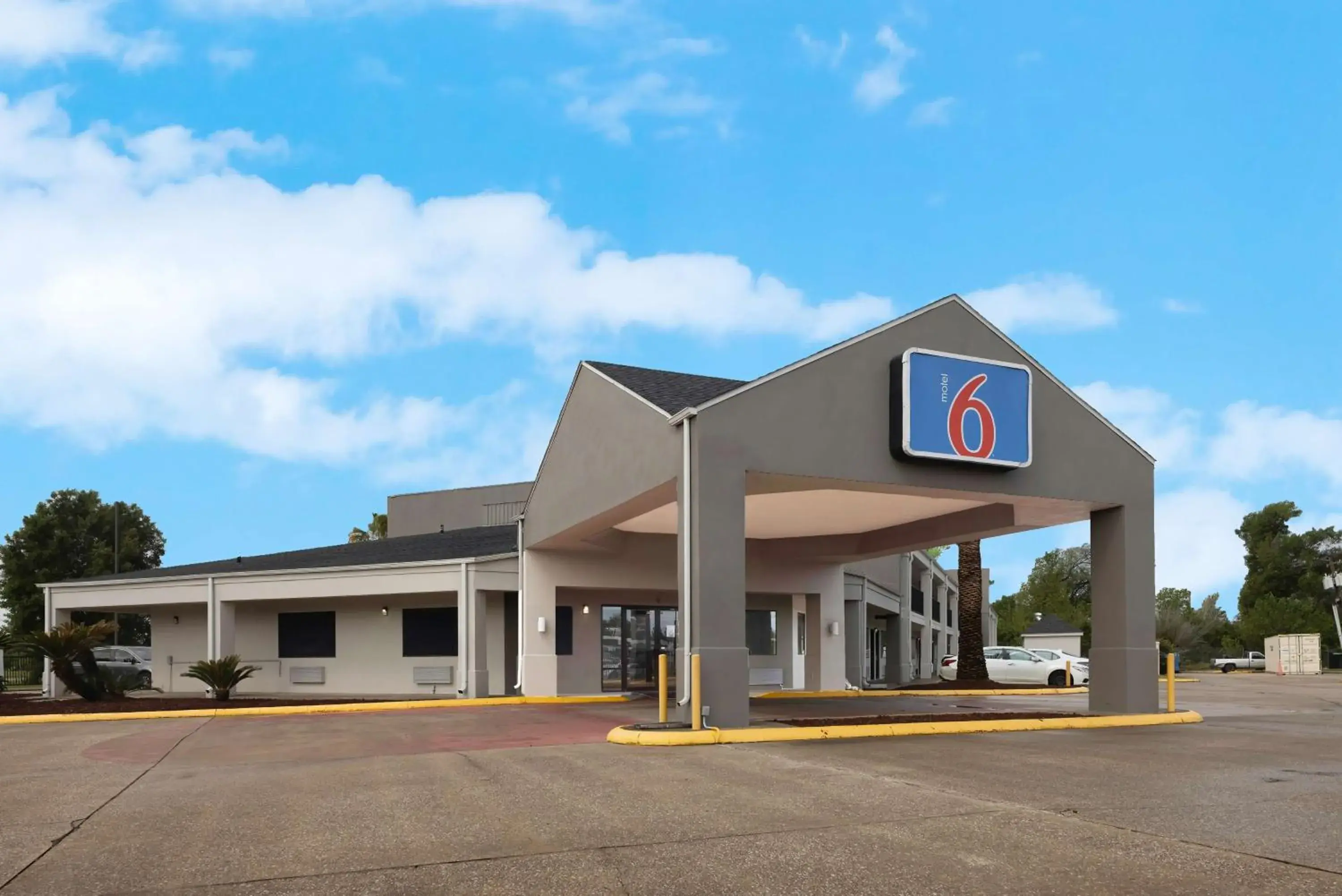 Property building in Motel 6 Lake Charles, LA Property building in Motel 6 Lake Charles, LA