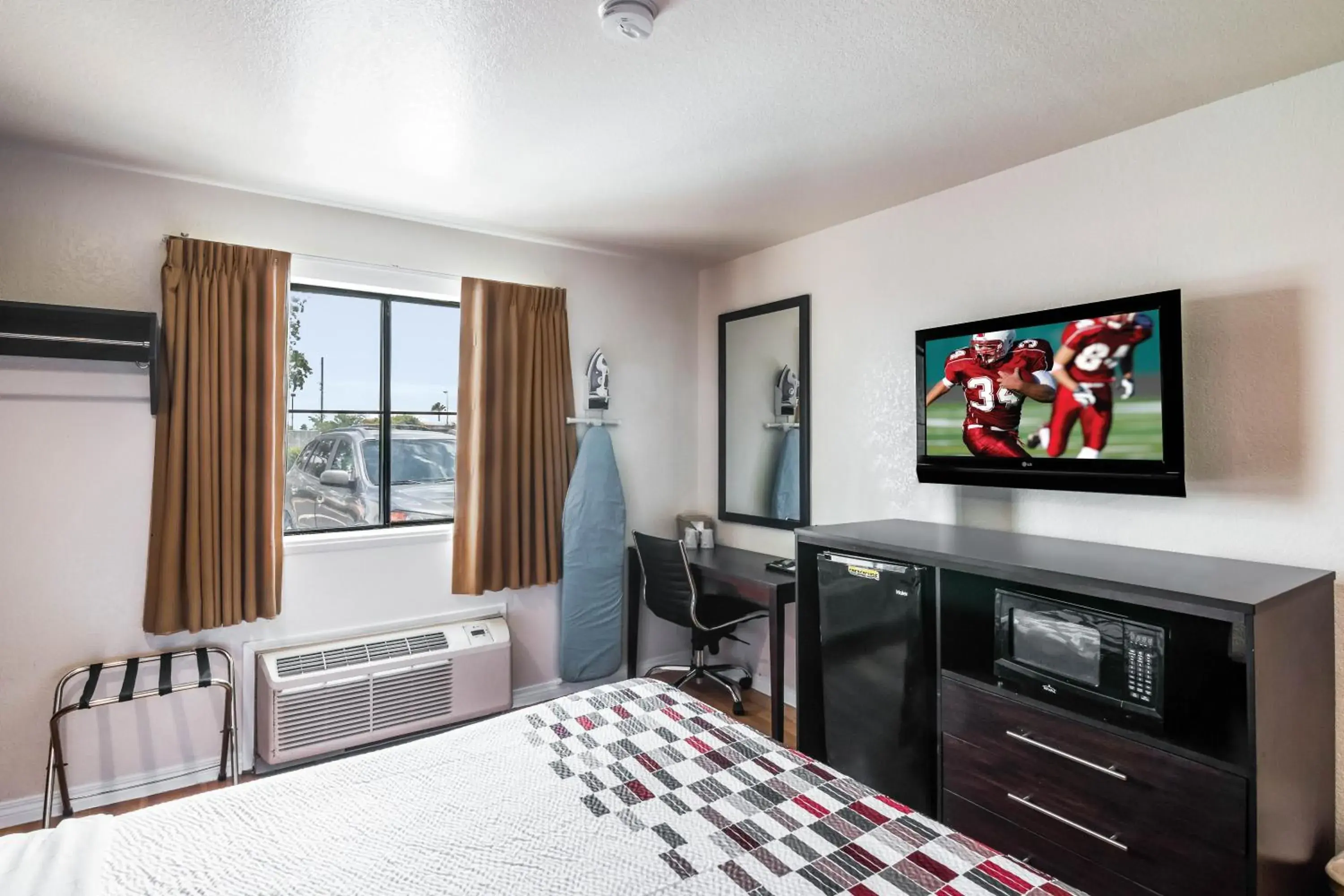 Bedroom, Bed in Red Roof Inn Palmdale - Lancaster Bedroom, Bed in Red Roof Inn Palmdale - Lancaster