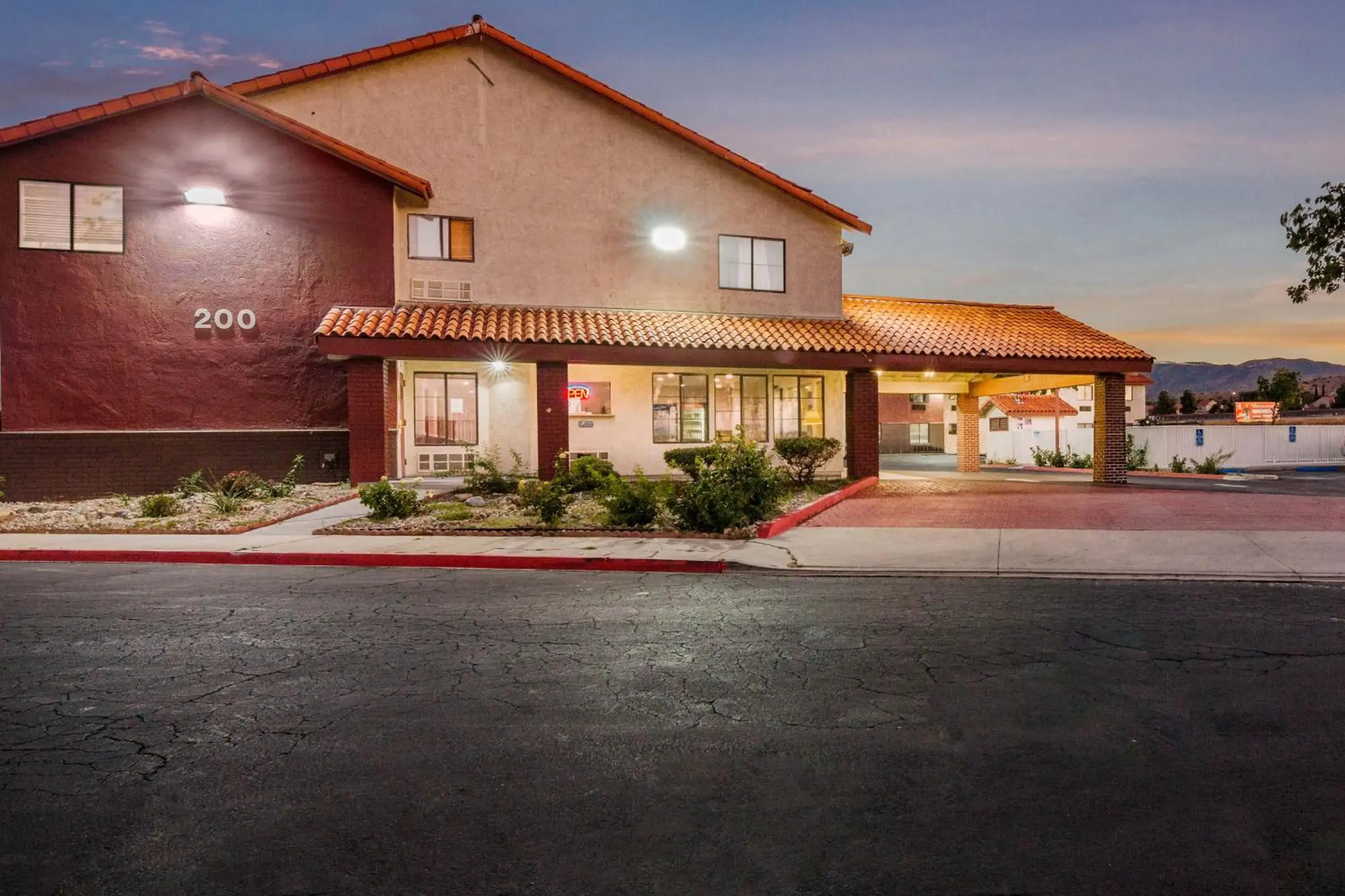 Property building in Red Roof Inn Palmdale - Lancaster Property building in Red Roof Inn Palmdale - Lancaster
