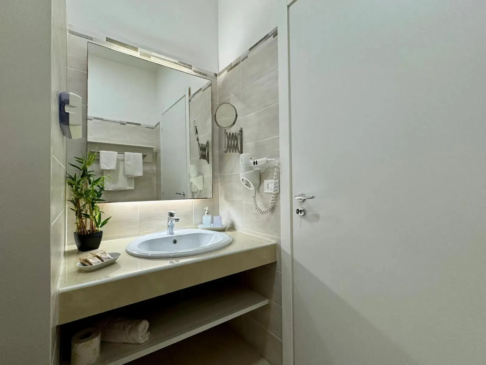 Shower in Hotel Jonio