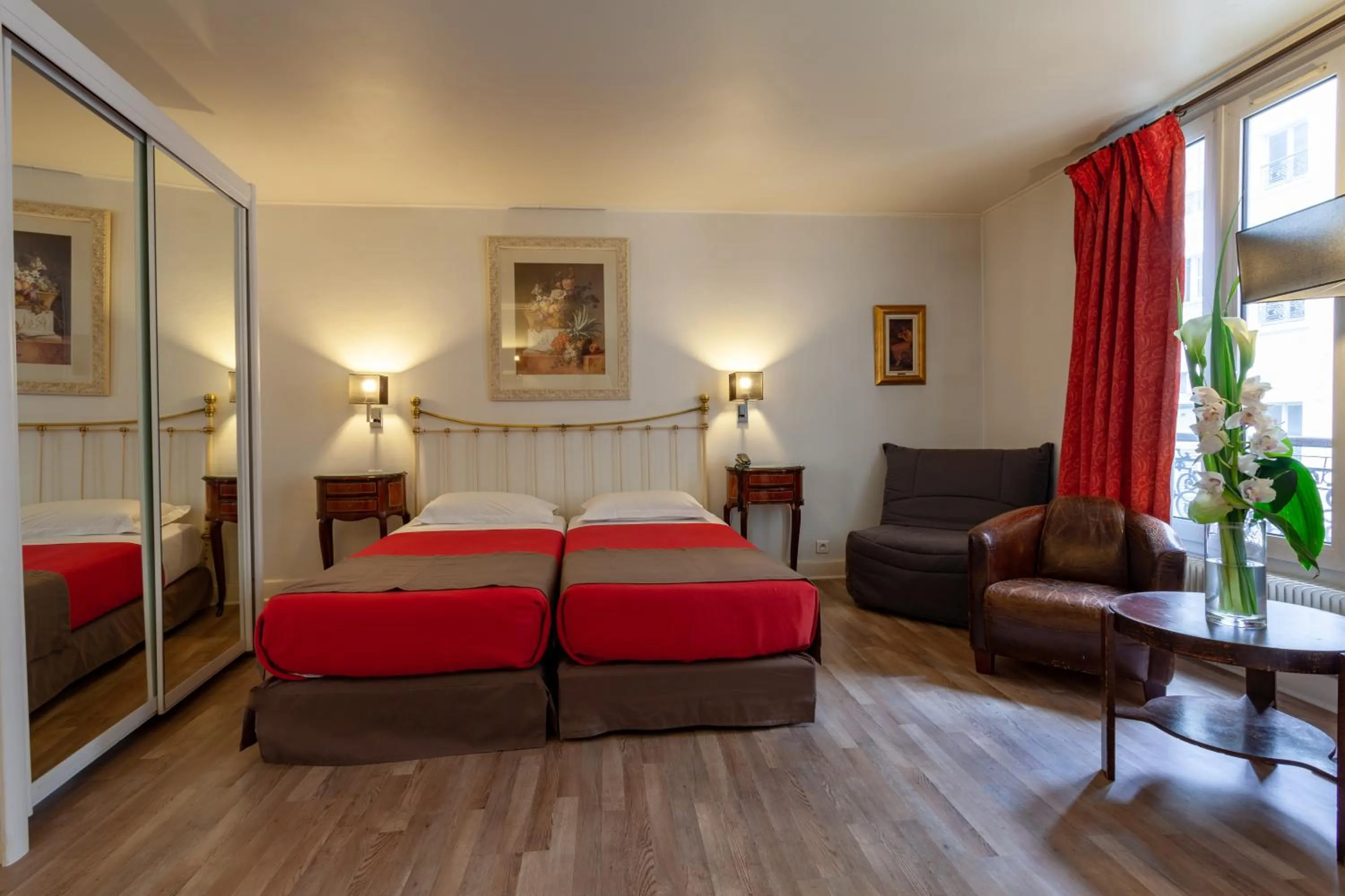 Photo of the whole room, Bed in Hôtel Atlantis