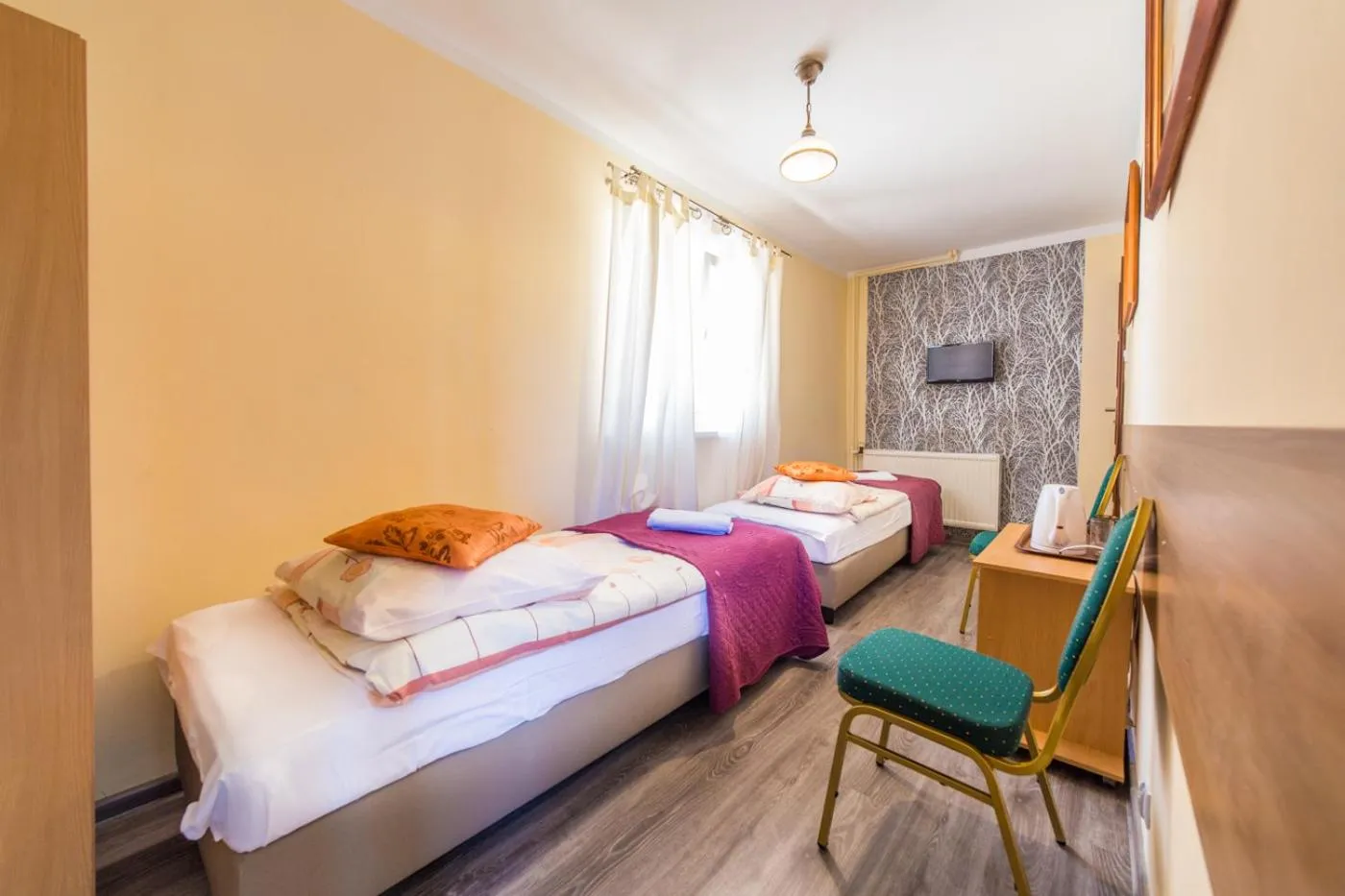 Photo of the whole room, Bed in Mister