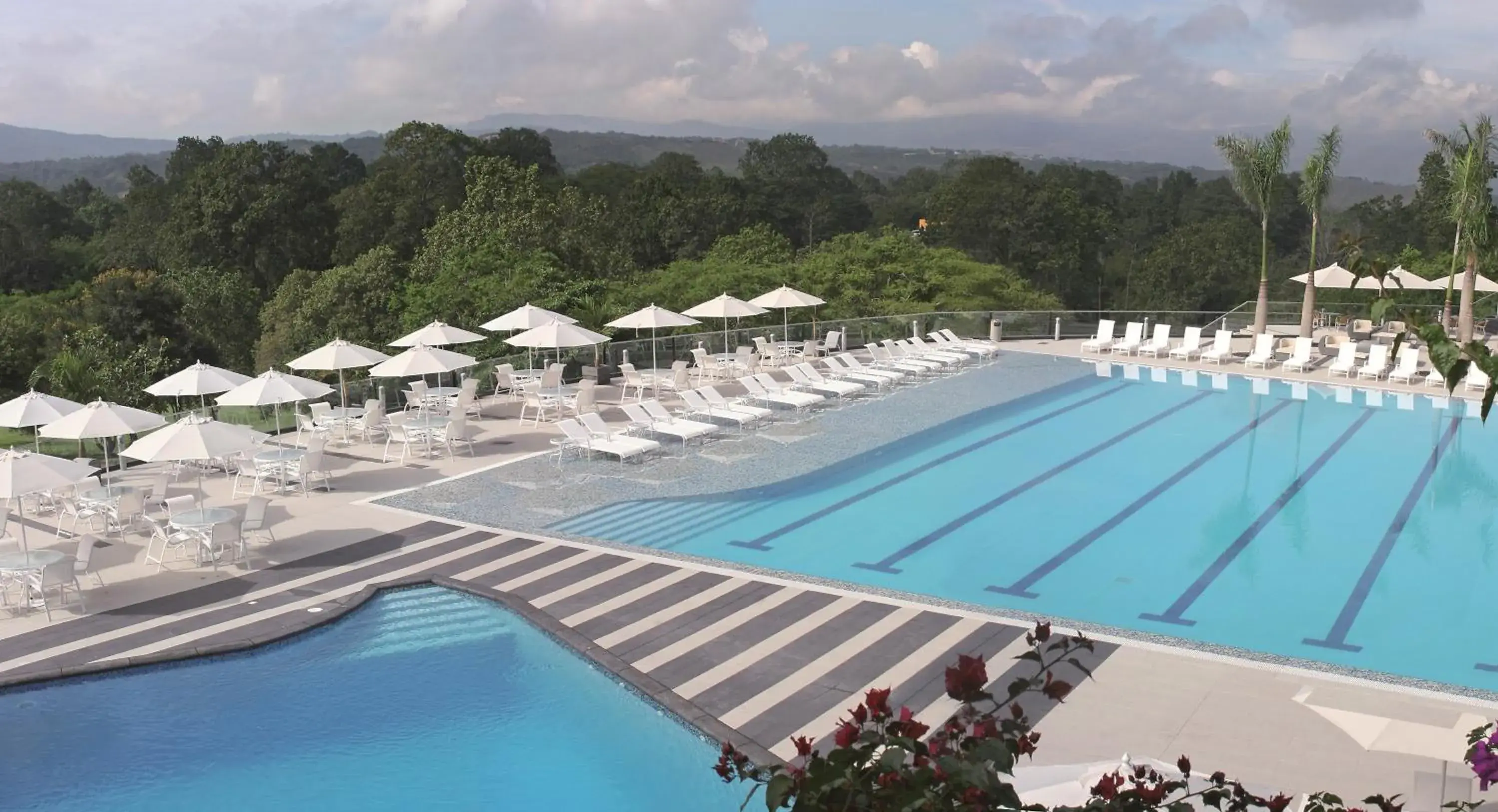 Pool view in Club Campestre De Bucaramanga Pool view in Club Campestre De Bucaramanga