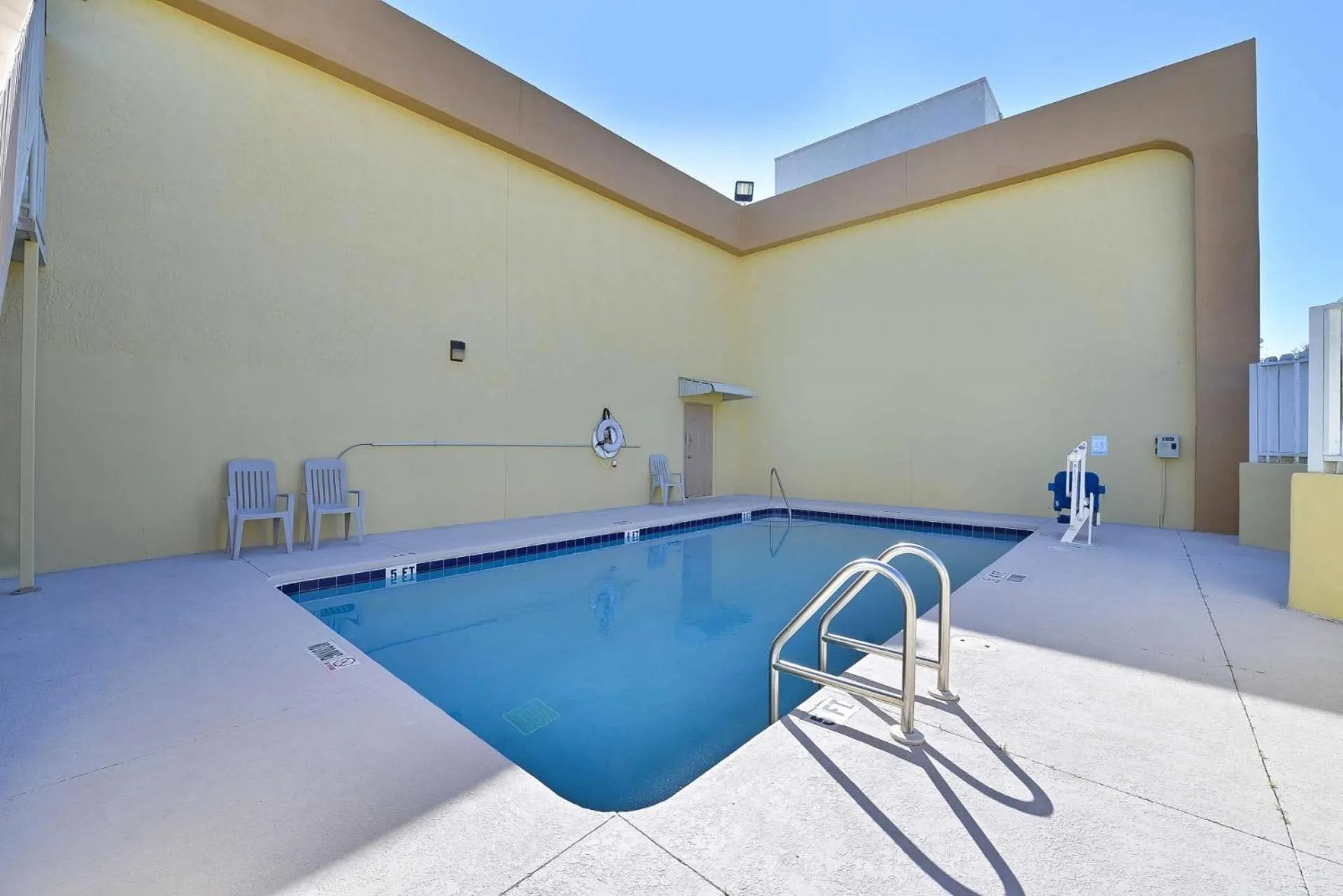 Swimming pool in Travel Inn Winter Haven
