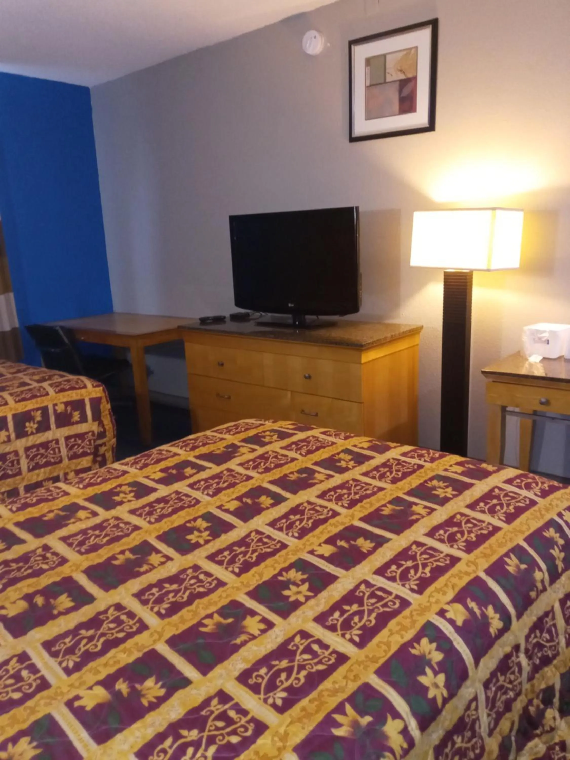 Bed in Travel Inn Winter Haven