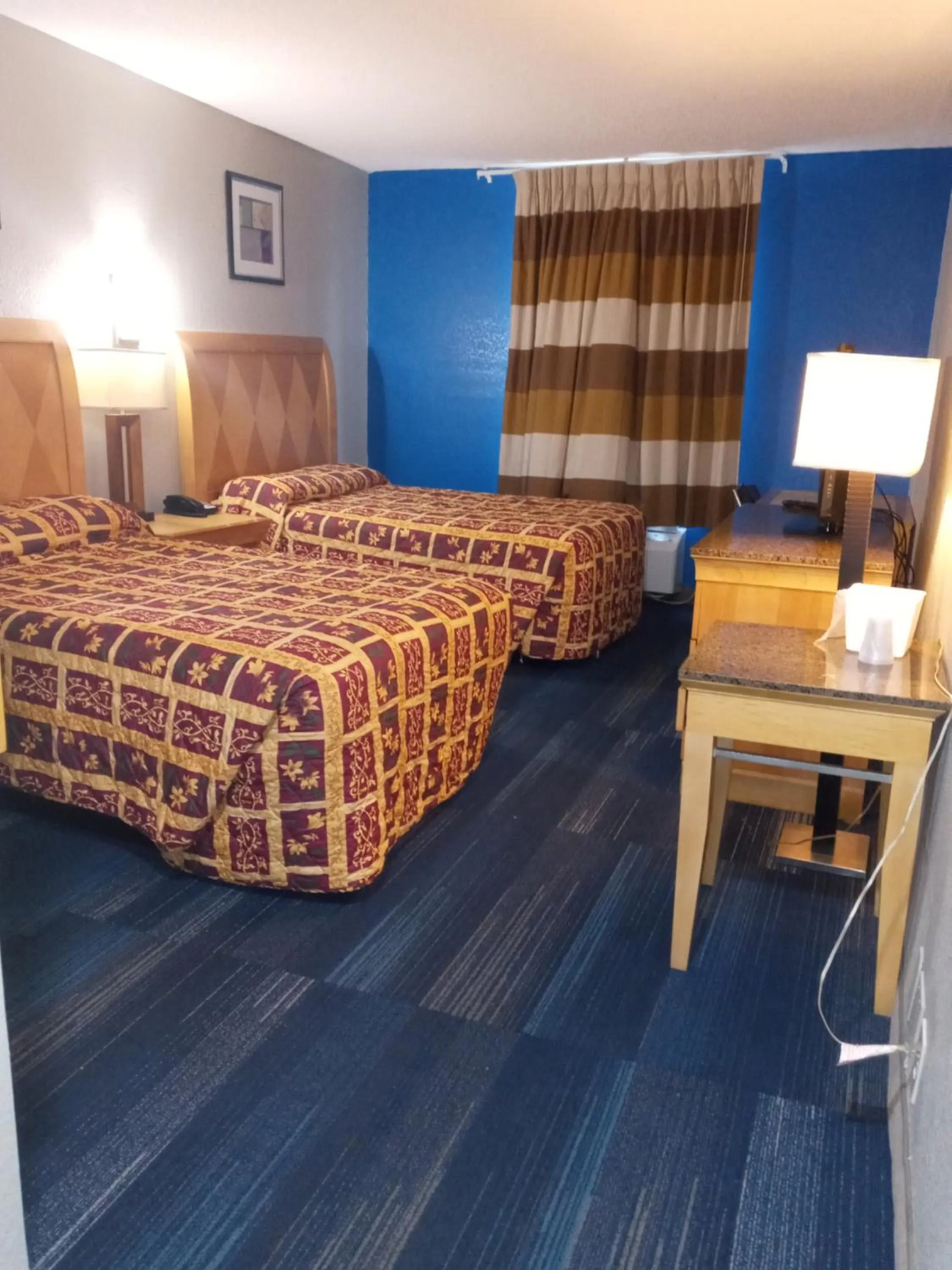 Bed in Travel Inn Winter Haven