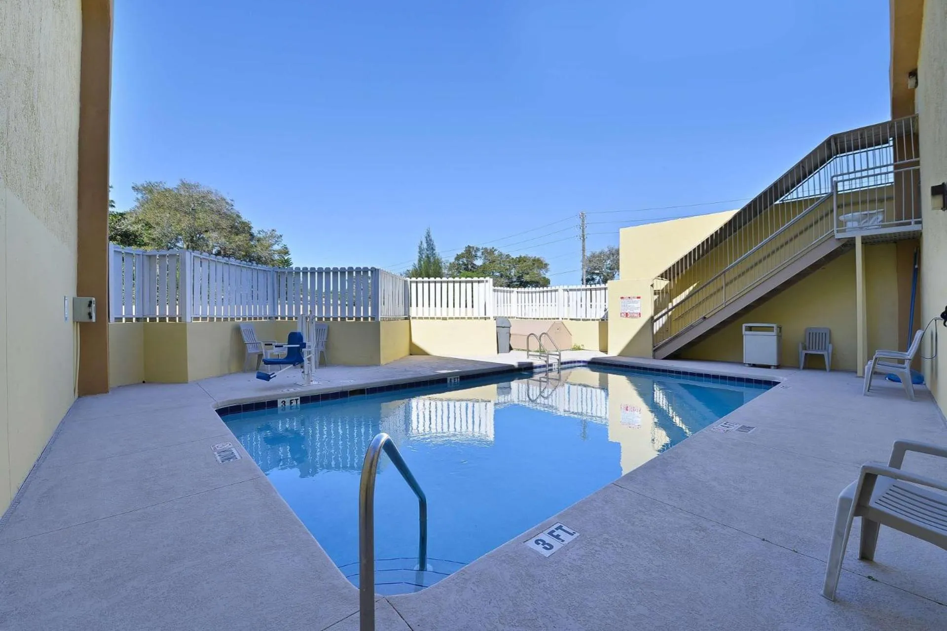 Swimming pool in Travel Inn Winter Haven