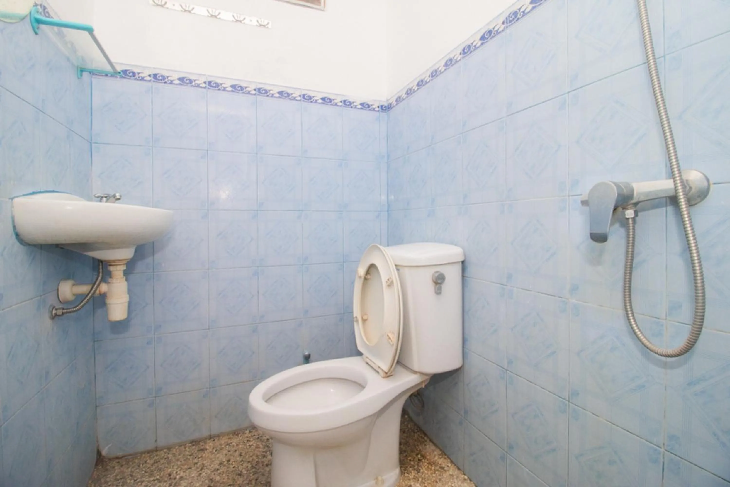 RedDoorz near Pantai Boom