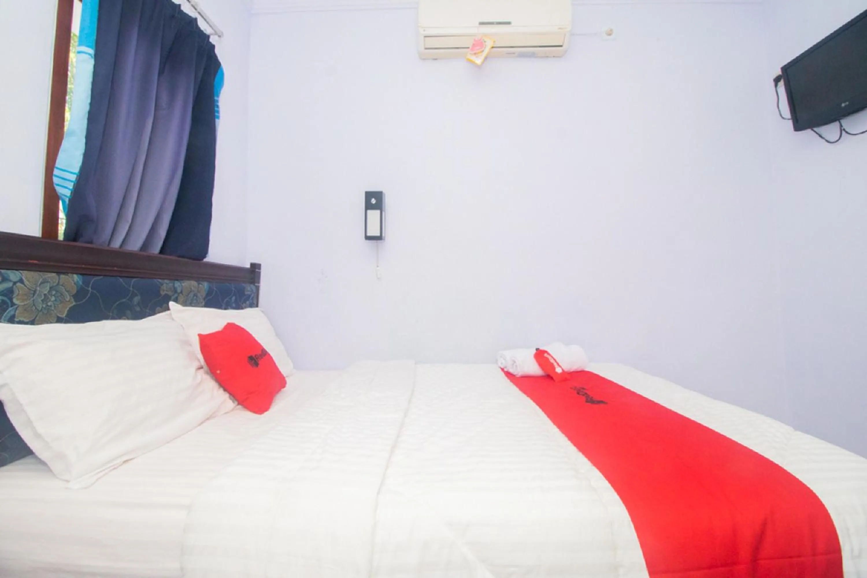 Bed in RedDoorz near Pantai Boom
