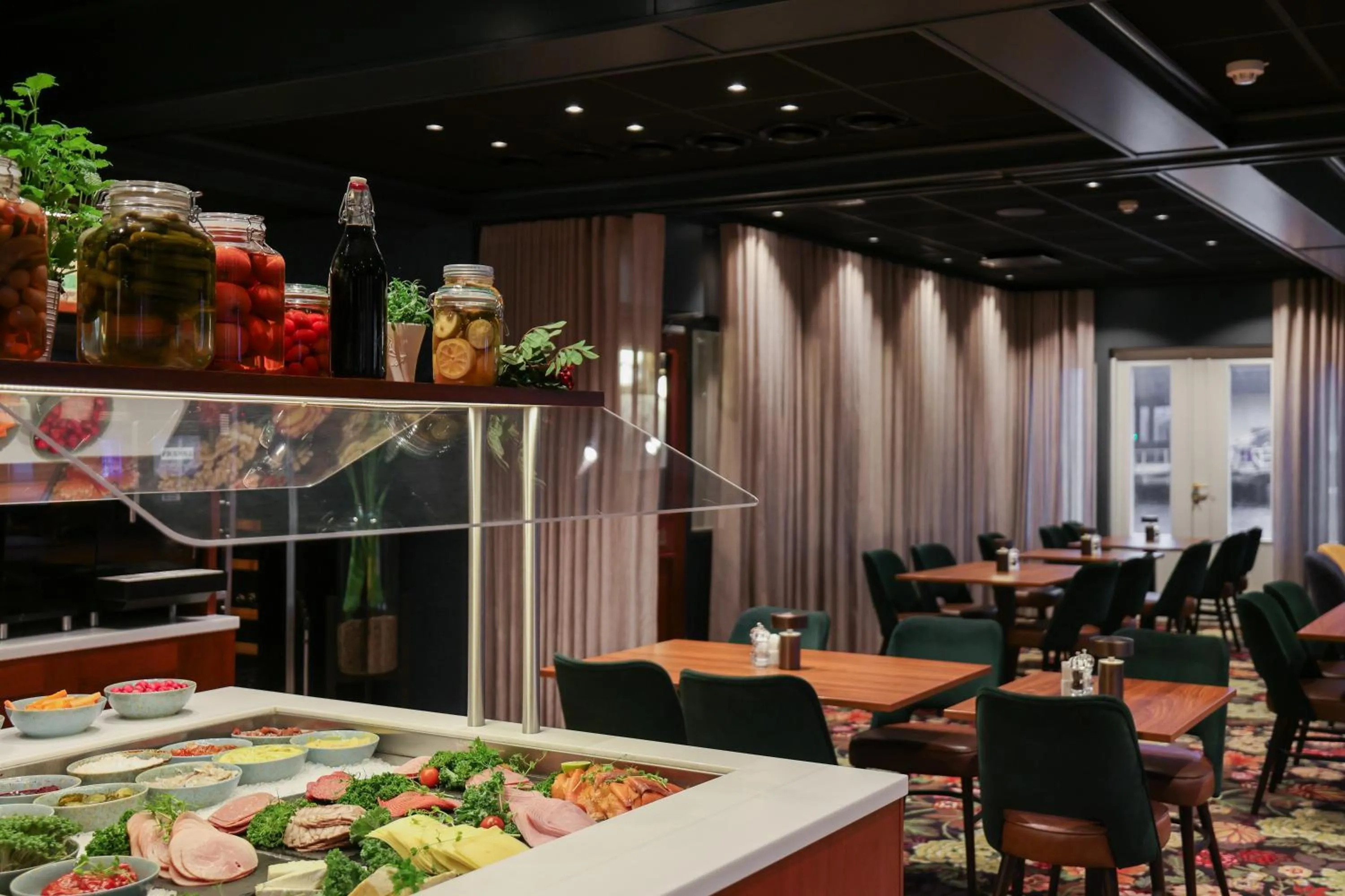 Buffet breakfast in Quality Hotel Florø